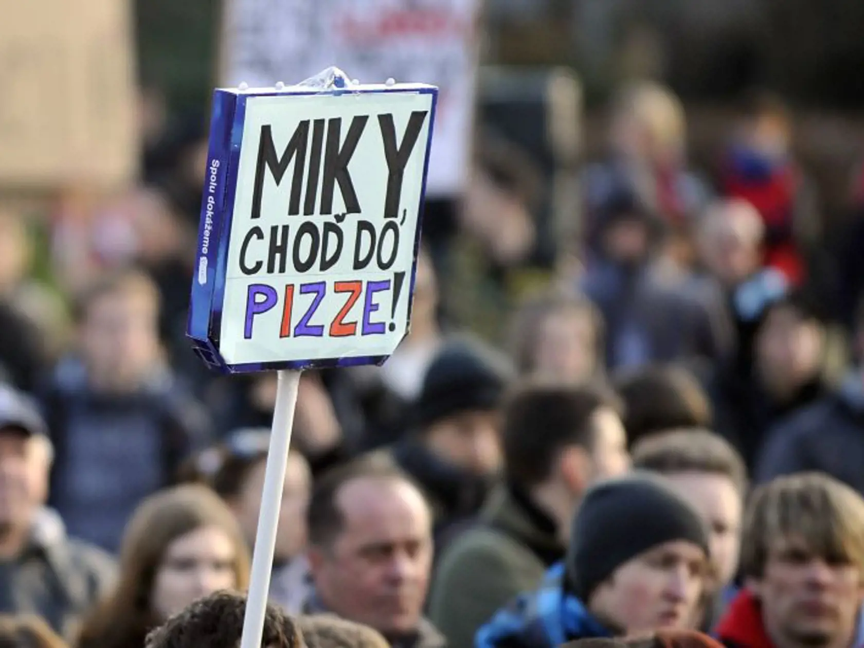 Protest Gorila sa zaèal v piatok 9. marca 2012 o 16.00 h. na Námestí SNP v Bratislave za úèasti viac ako tristo ¾udí. Protest má sprevádza zber podpisov pod petíciu a referendum, ktoré zostavili organizátori mítingu. FOTO TASR - Pavel Neubauer *** Local Caption *** protesty demonštrácie protest Gorila tajné služby odpoèúvanie korupcia slovenské politické strany