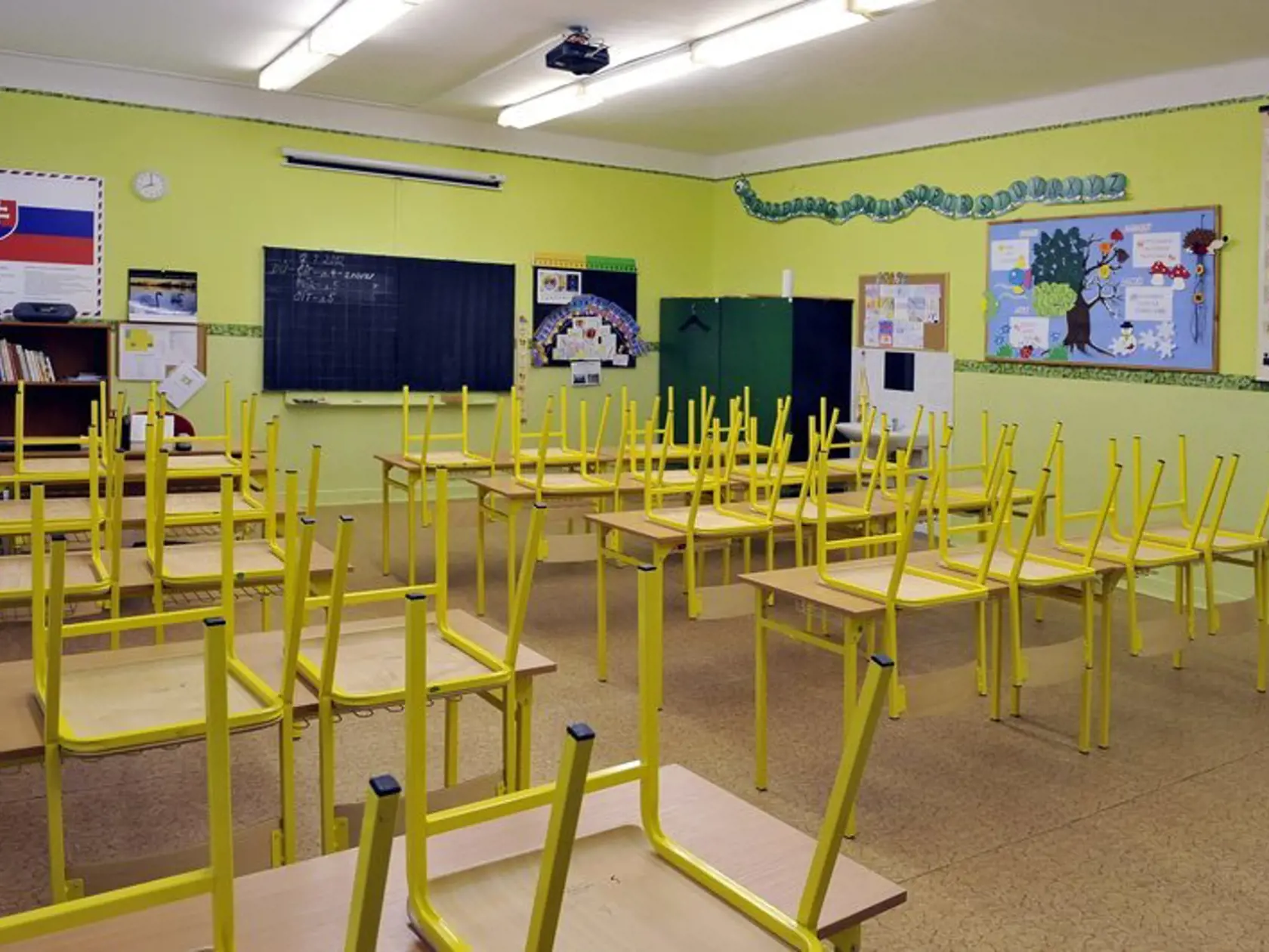 Aj učitelia na ZŠ Pavla Marcelyho na Drieňovej ulici v Bratislave sa pripojili k štrajku. Lavice v učebni zostali prázdne.