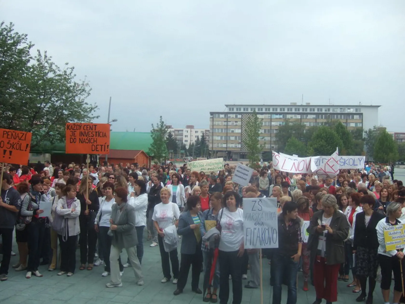 Na námestí republiky v Lučenci štrajkovalo asi 700 učiteľov.