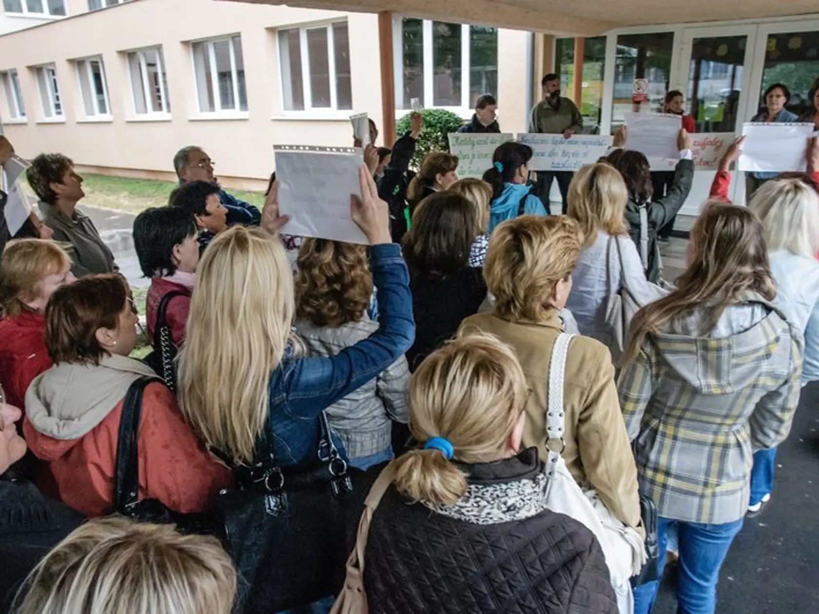 Štrajk za lepšie podmienky učiteľov na Základnej škole Nábrežia mládeže v Nitre
