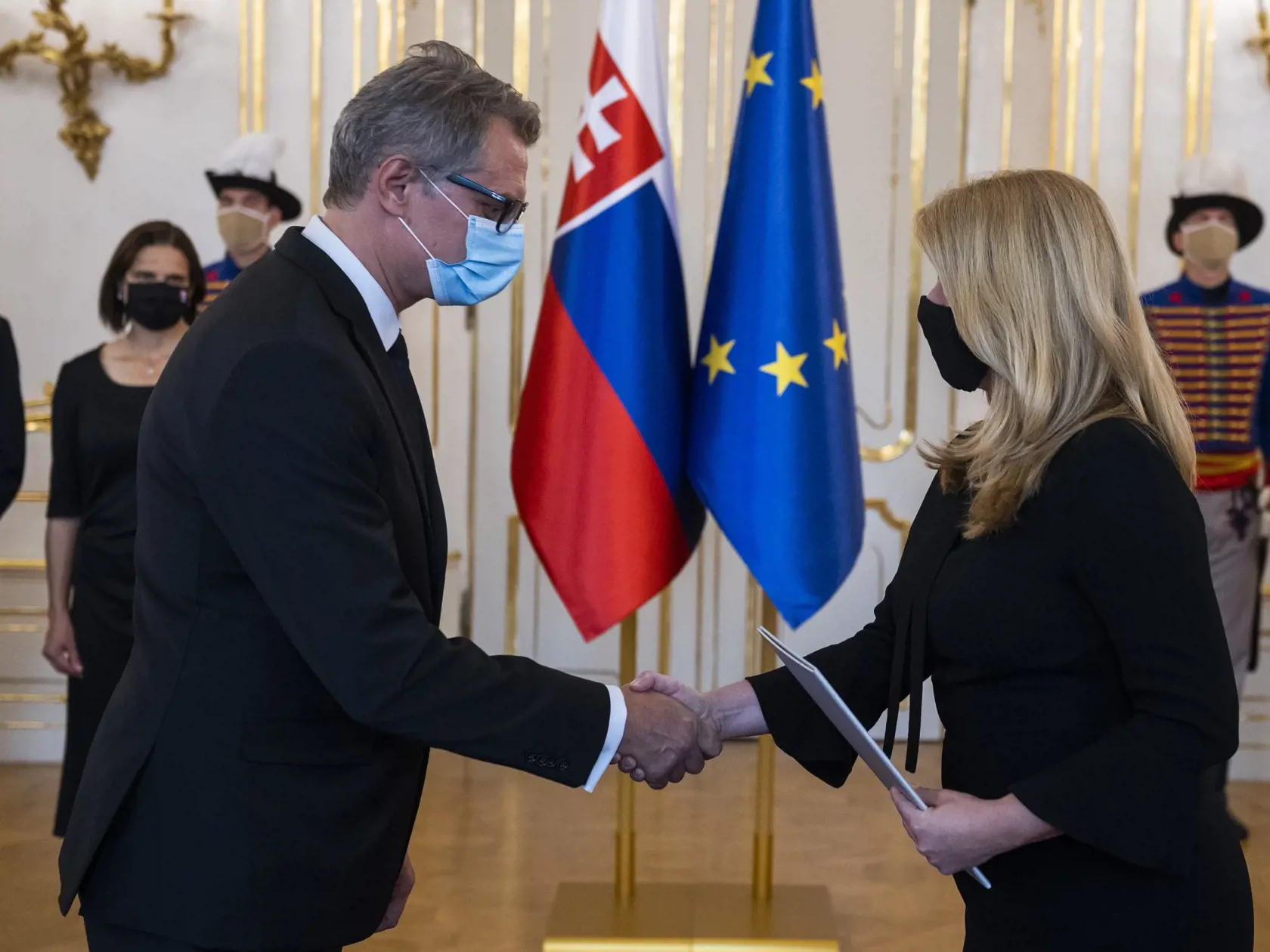 Na snímke vľavo podpredseda Najvyššieho správneho súdu SR Marián Trenčan si preberá menovací dekrét z rúk prezidentky SR Zuzany Čaputovej (vpravo) v Prezidentskom paláci v Bratislave 12. októbra 2021. FOTO TASR - Jaroslav Novák