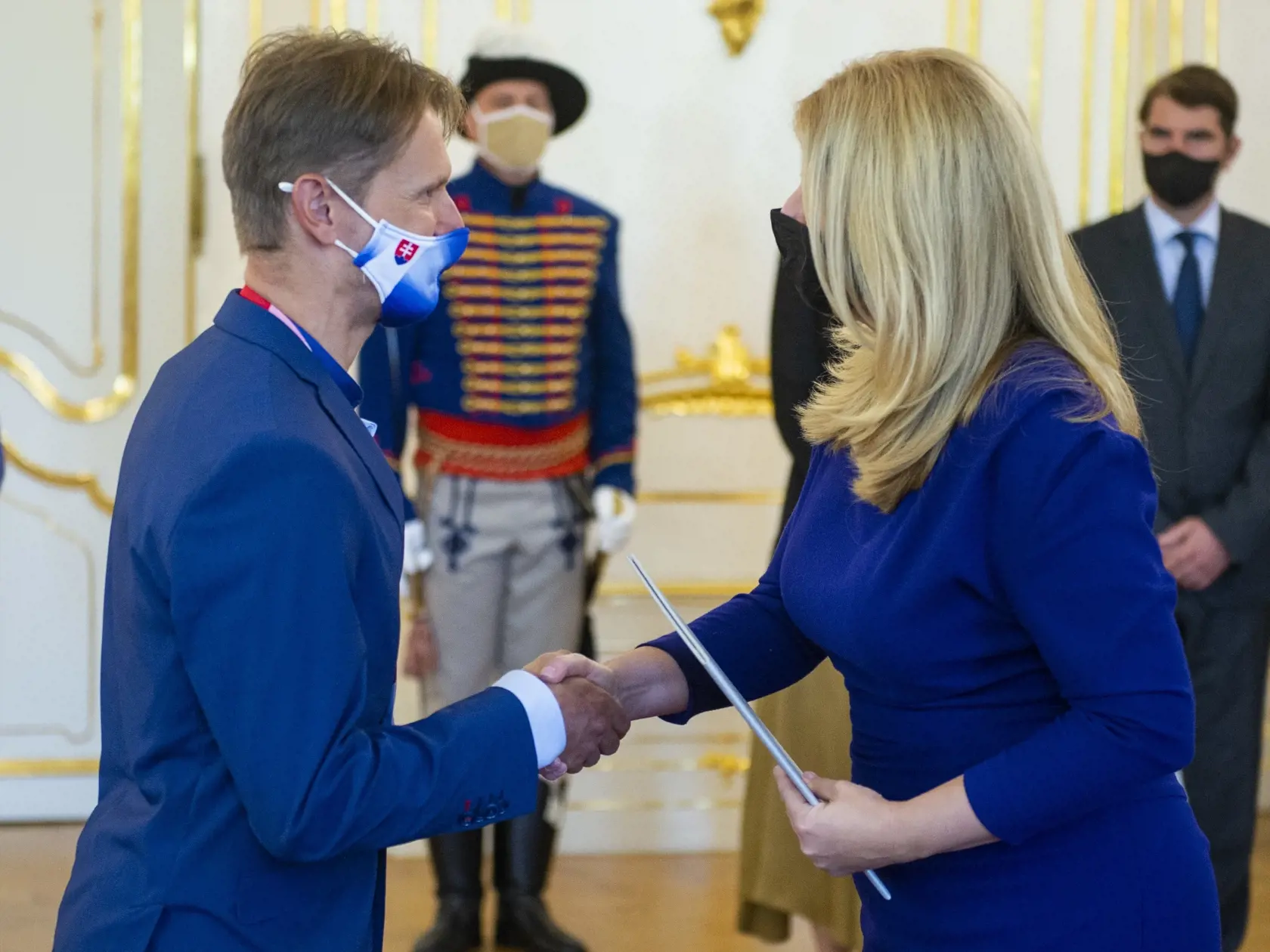 Prezidentka SR Zuzana Čaputová odovzdala ďakovné listy medailistom z Paralympijských hier 2020 v Tokiu. Na snímke zľava paralympionik Patrik Kuril a prezidentka SR Zuzana Čaputová počas prijatia v Prezidentskom paláci 10. septembra 2021 v Bratislave. FOTO TASR - Jakub Kotian