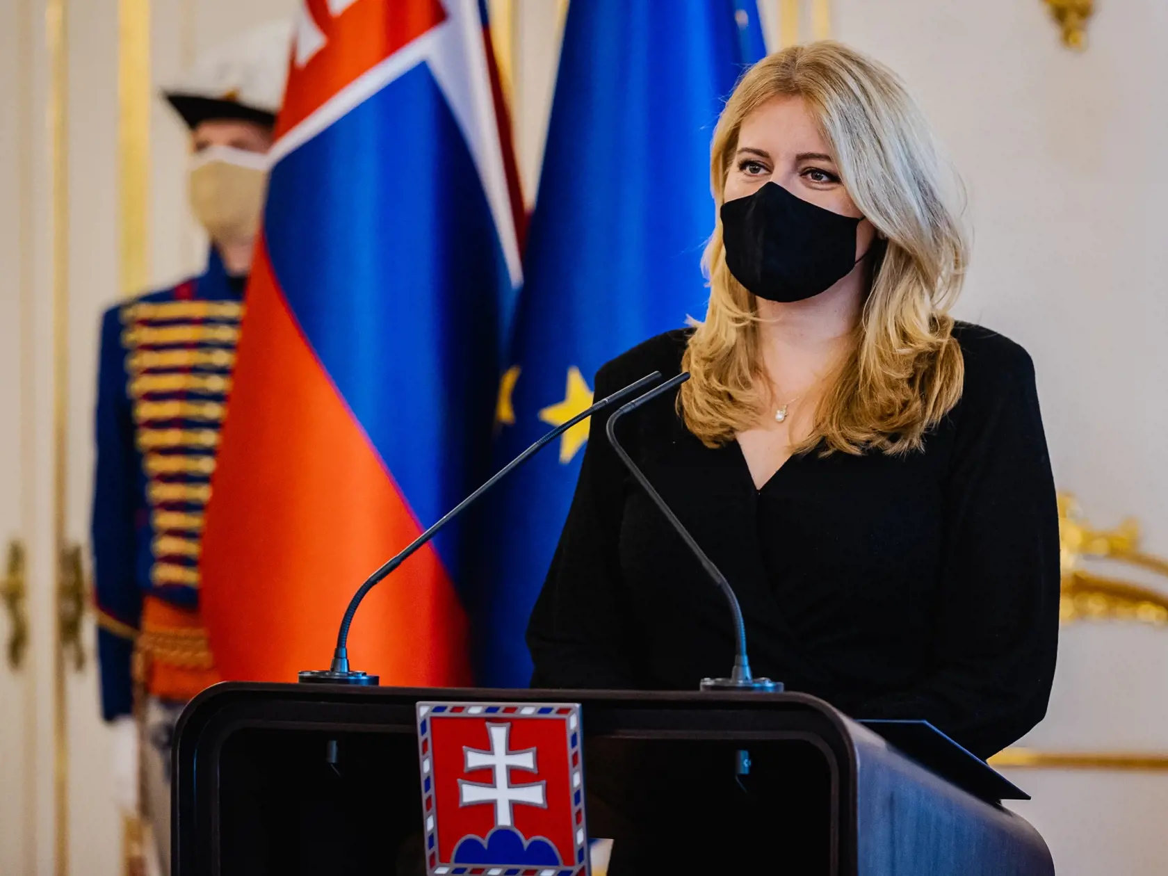 Prezidentka Zuzana Čaputová prijala olympionika Mateja Tótha pri príležitosti ukončenia jeho aktívnej športovej kariéry. Prijatia sa zúčastnil aj Tóthov tréner Matej Spišiak. Na snímke Zuzana Čaputová.
