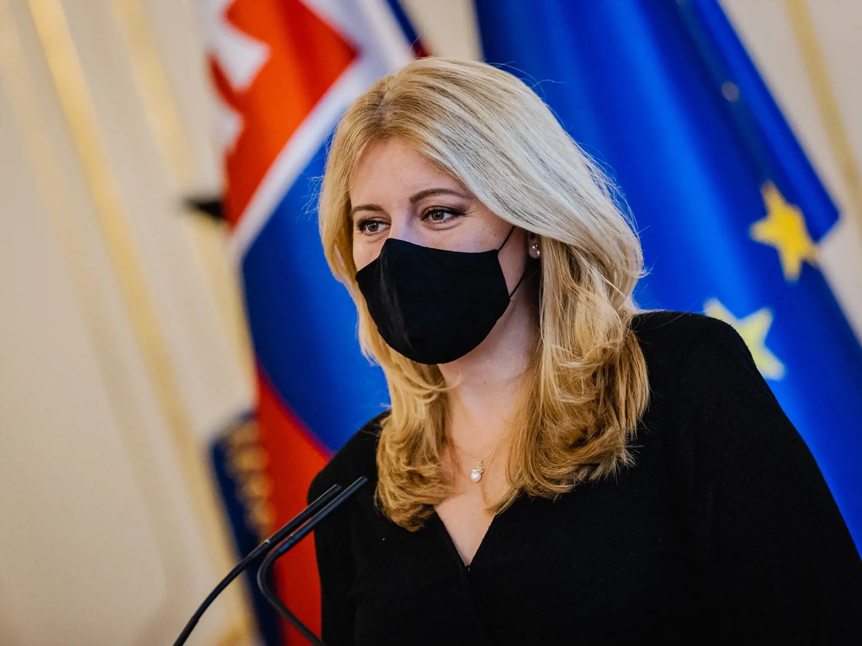 Prezidentka Zuzana Čaputová prijala olympionika Mateja Tótha pri príležitosti ukončenia jeho aktívnej športovej kariéry. Prijatia sa zúčastnil aj Tóthov tréner Matej Spišiak. Na snímke Zuzana Čaputová.