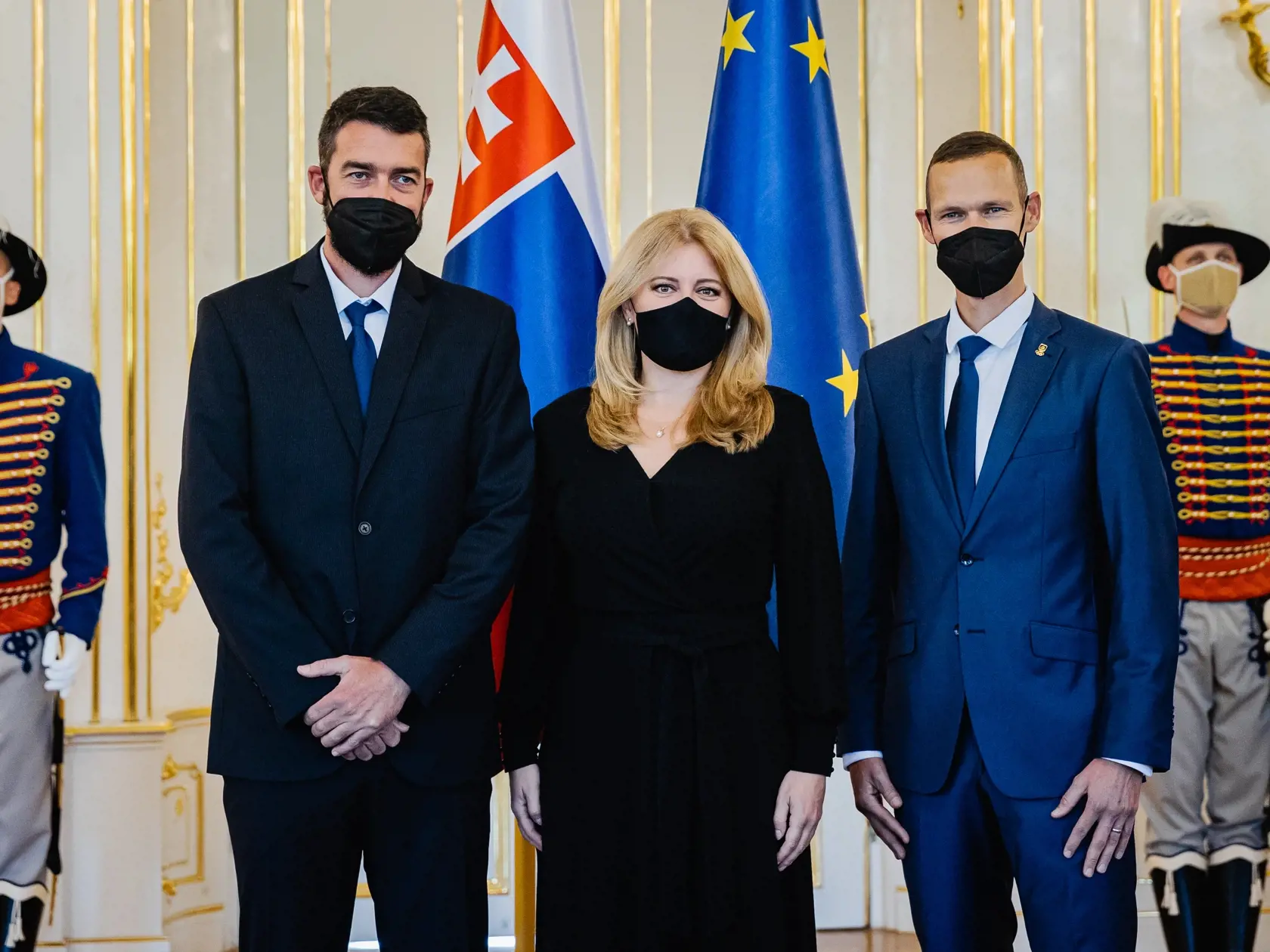 Prezidentka Zuzana Čaputová prijala olympionika Mateja Tótha pri príležitosti ukončenia jeho aktívnej športovej kariéry. Prijatia sa zúčastnil aj Tóthov tréner Matej Spišiak. Na snímke Zuzana Čaputová, Matej Spišiak a Matej Tóth.