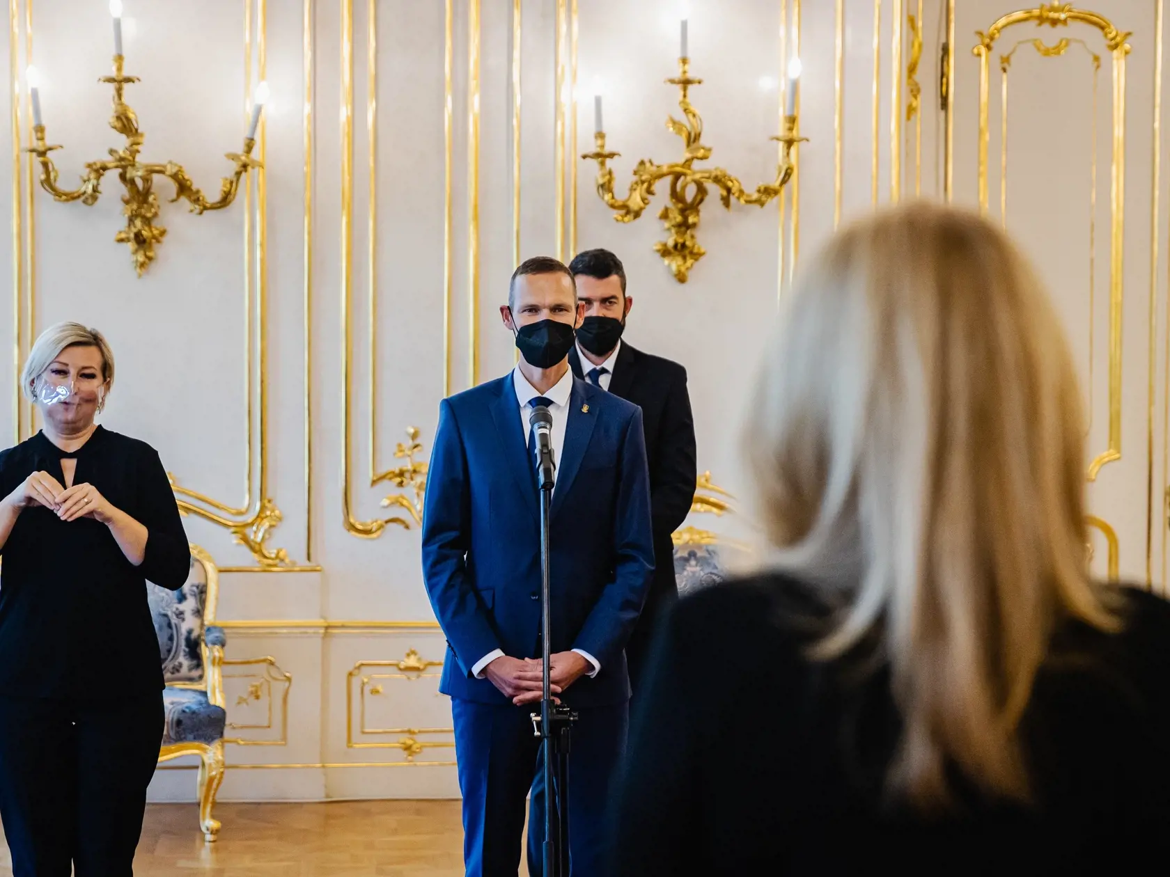 Prezidentka Zuzana Čaputová prijala olympionika Mateja Tótha pri príležitosti ukončenia jeho aktívnej športovej kariéry. Prijatia sa zúčastnil aj Tóthov tréner Matej Spišiak. Na snímke Matej Tóth a Matej Spišiak.