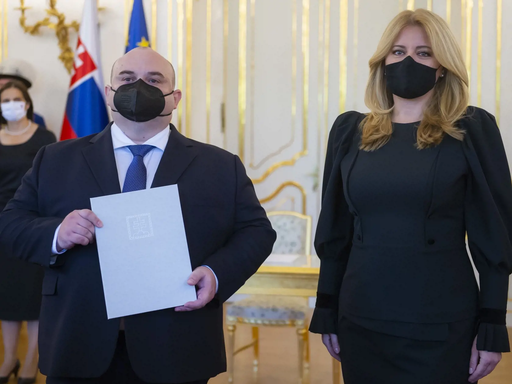 Prezidentka SR Zuzana Čaputová vymenovala do funkcie nových sudcov všeobecných súdov. Na snímke zľava sudca s pridelením na Okresný súd Bratislava Róbert Bardač a prezidentka SR Zuzana Čaputová počas vymenovania v Prezidentskom paláci 5. októbra 2021 v Bratislave. FOTO TASR - Jakub Kotian