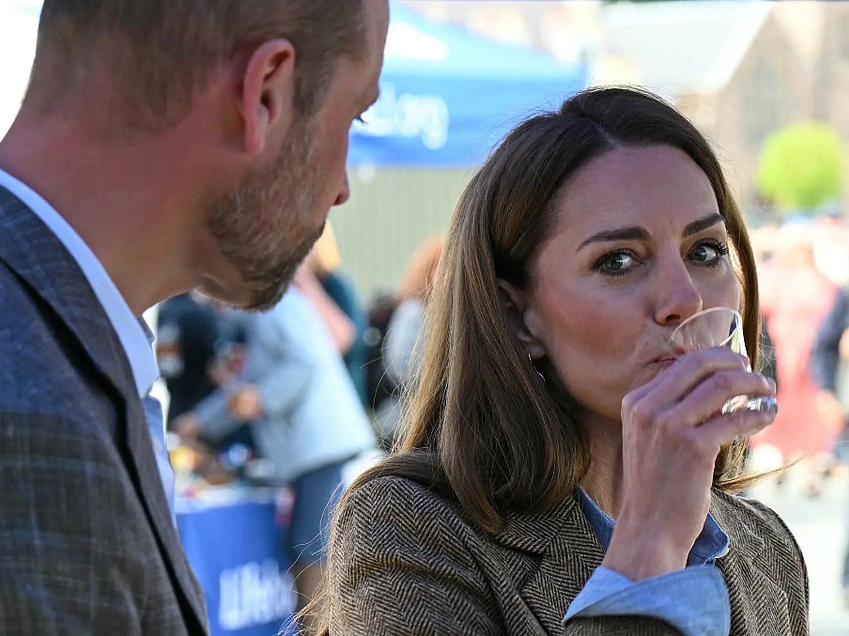 Princ William a princezná Kate na kráľovskej návšteve v Škótsku, kde ochutnali miestne produkty. 