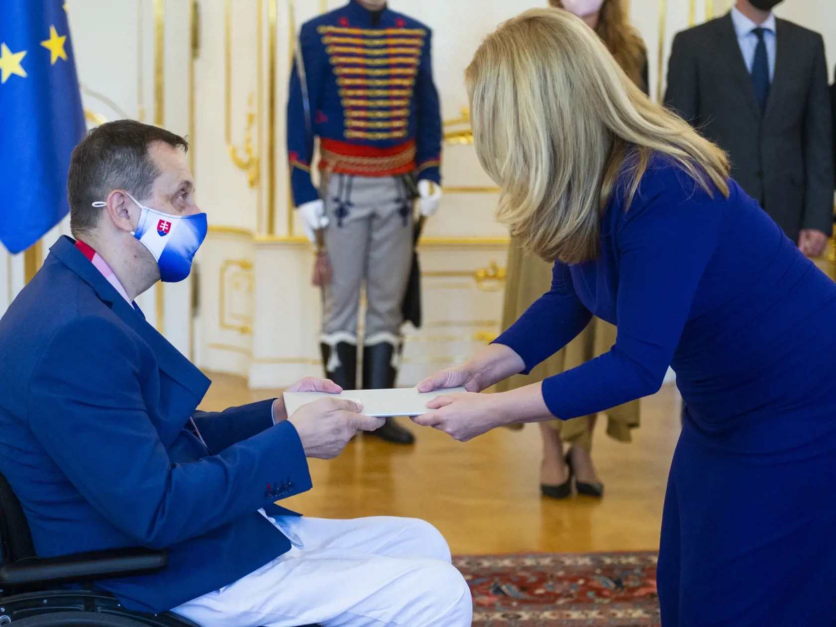 Prezidentka SR Zuzana Čaputová odovzdala ďakovné listy medailistom z Paralympijských hier 2020 v Tokiu. Na snímke zľava prezident Slovenského paralympijského výboru (SPV) Ján Riapoš a prezidentka SR Zuzana Čaputová počas prijatia v Prezidentskom paláci 10. septembra 2021 v Bratislave. FOTO TASR - Jakub Kotian