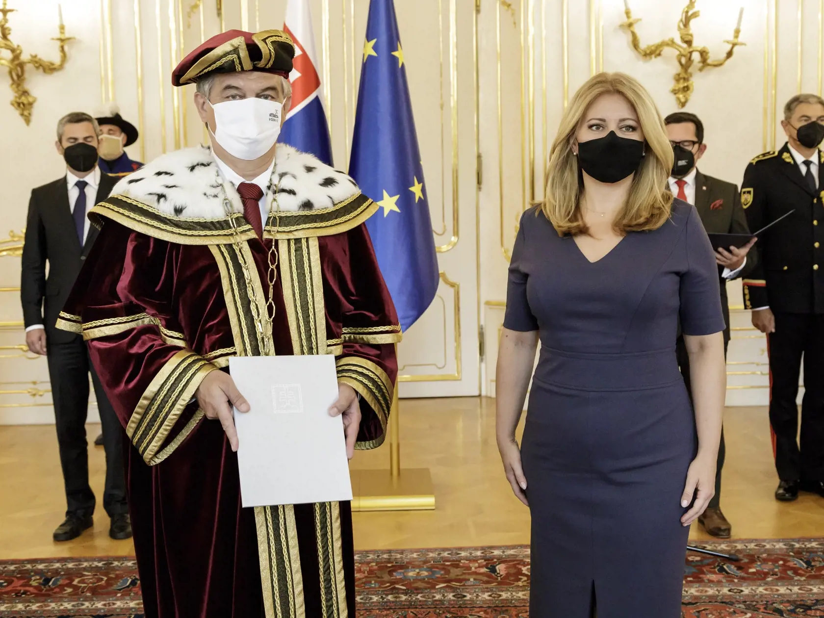 Na snímke rektor Vysokej školy ekonómie a manažmentu verejnej správy v Bratislave Ľuboš Cibák (vľavo) počas vymenovania prezidentkou SR Zuzanou Čaputovou (vpravo) v Bratislave 7. septembra 2021. FOTO TASR - Dano Veselský