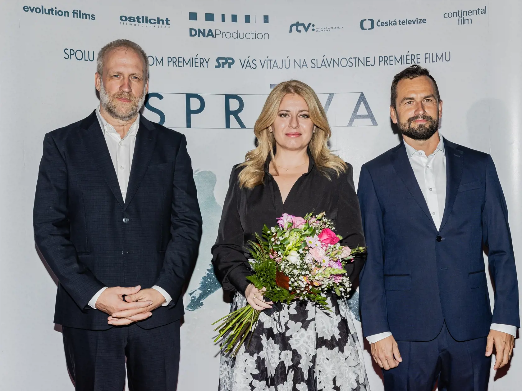 Na snímke režisér Peter Bebjak, prezidentka Zuzana Čaputová a producent Rastislav Šesták prichádzajú na premiéru filmu Petra Bebjaka, Správa.