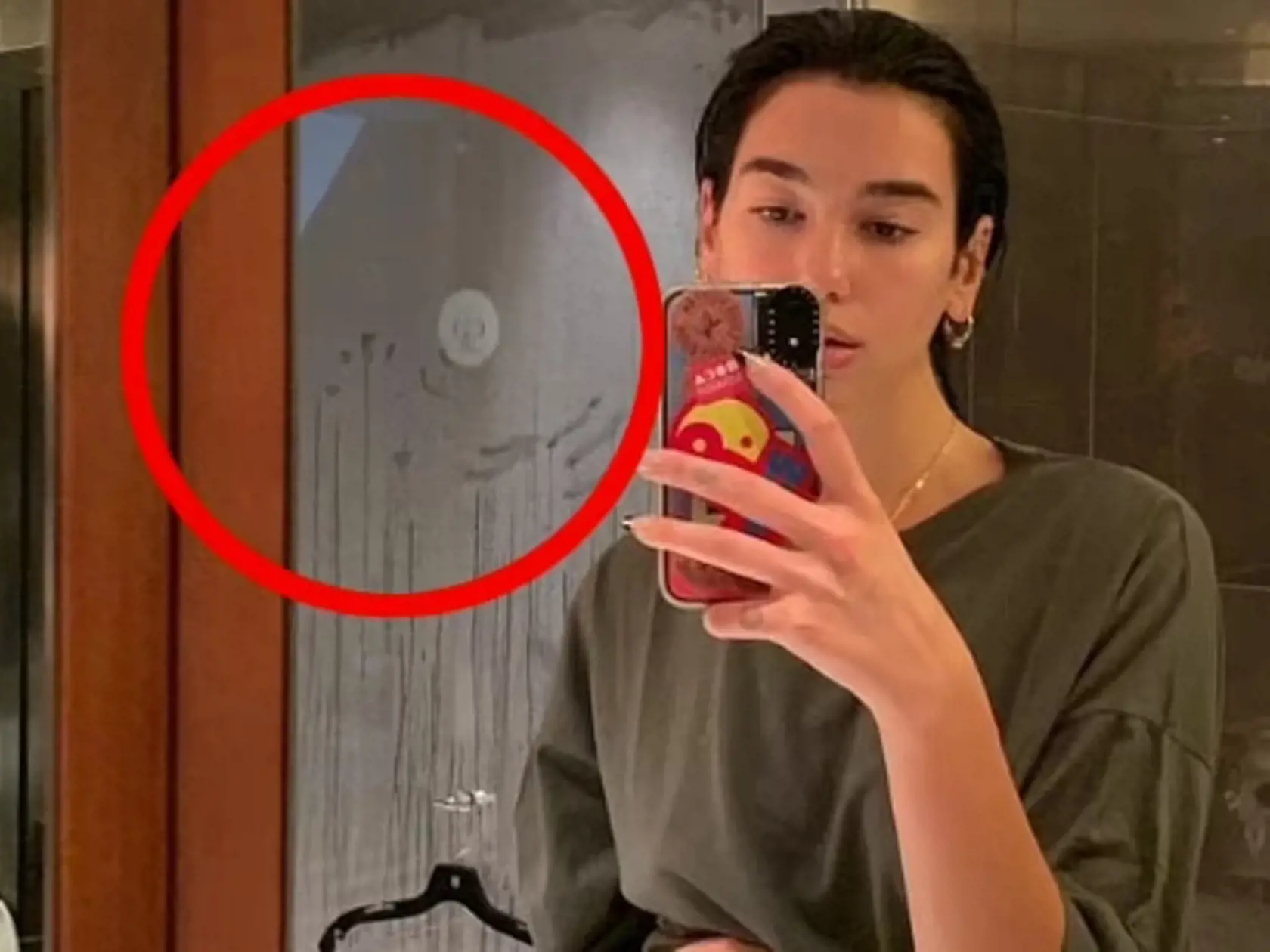 Najnovšie sa o povyk na sociálnych sieťach postarala speváčka Dua Lipa, ktorá sa odfotila v kúpeľni v tričku nadrozmernej veľkosti a čipkovaných nohavičkách. Aj napriek takémuto výzoru však väčšinu fanúšikov zaujali sprchové dvere v pozadí, na ktorých boli stopy rúk. Nie je ťažké si domyslieť, čo asi počas sprchovania ešte dialo... otázkou je skôr: „s kým“?