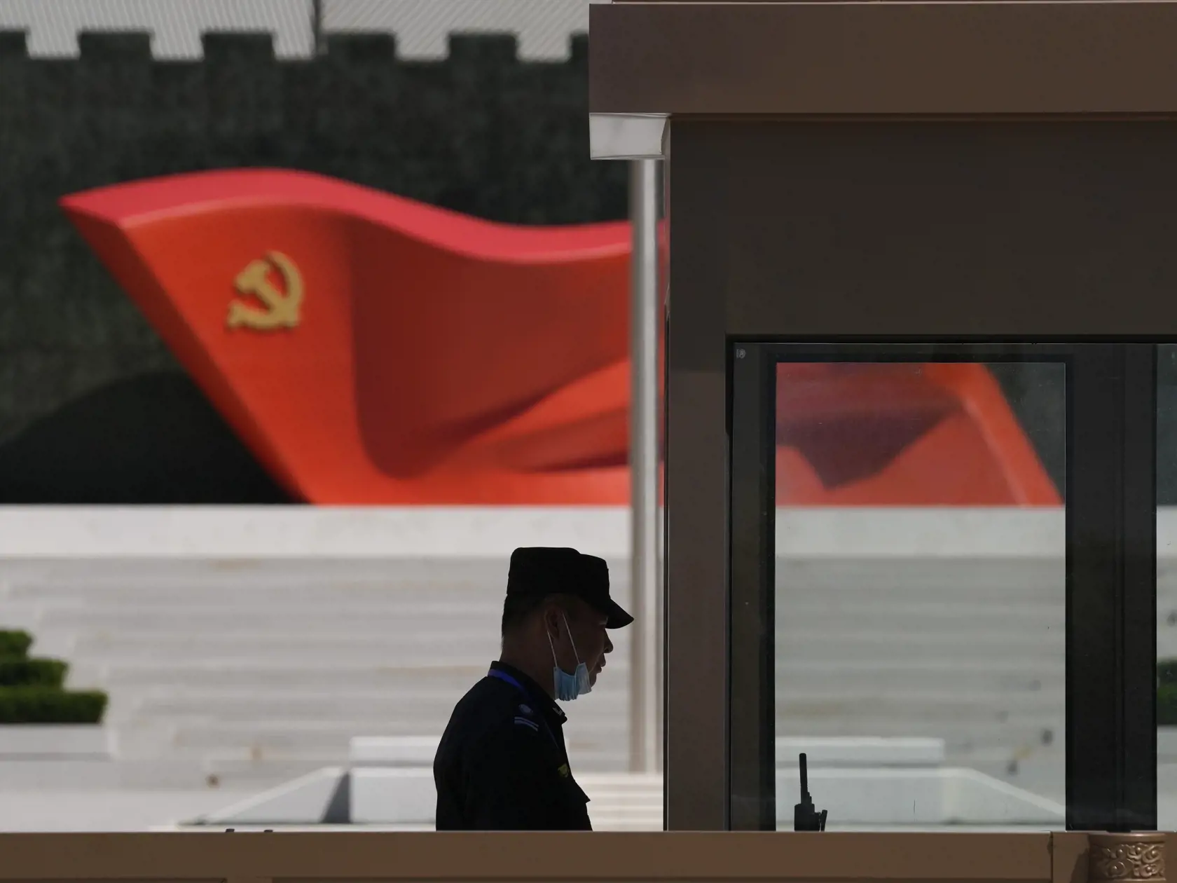 WA 1 archív Peking - Na archívnej snímke z 26. mája 2022 strážnik stojí pri vlajke Komunistickej strany Číny v Múzeu Komunistickej strany Číny v Pekingu. Predsedníčka Snemovne reprezentantov Nancy Pelosiová povedie americkú delegáciu na ceste po ázijských krajinách, ktorá sa začína v nedeľu. Potvrdila to jej kancelária, ktorá neuvádza, či Pelosiová v rámci tejto cesty navštívi aj Taiwan. FOTO TASR/AP 

FILE - A security guard stands near a  sculpture of the Chinese Communist Party flag at the Mu
