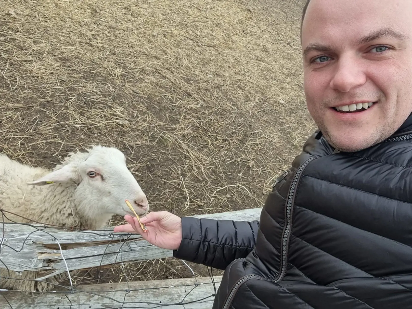 Poslanca Žiaka sme sa pýtali aj na to, prečo sa tak často venuje poslancovi Ľubošovi Blahovi, respektíve kritike ľudí, ktorých označuje vo svojich príspevkov ako dezoláti. „Niekto to robiť musí,“ odpovedal Žiak. „Chýba na slovenskej politickej scéne niekto, kto by tzv. dezolátom a ľuďom, ktorí šíria hoaxy, klamstvá nepravdy, nastavoval zrkadlo,“ vysvetľoval dôvod svojich častých príspevkov na túto tému.