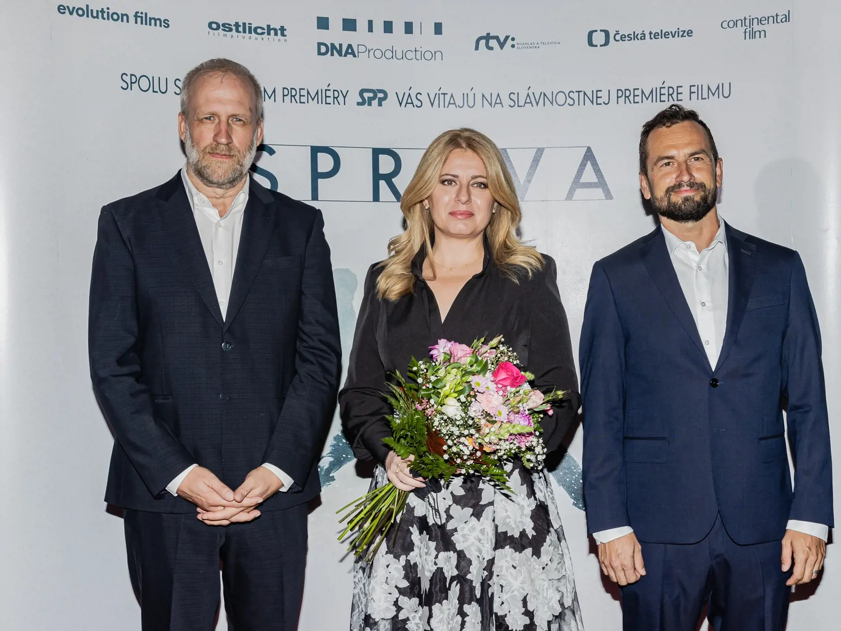 Na snímke režisér Peter Bebjak, prezidentka Zuzana Čaputová a producent Rastislav Šesták prichádzajú na premiéru filmu Petra Bebjaka, Správa.
