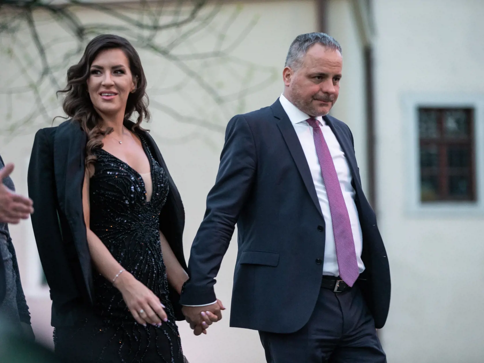 Príchod hostí na svadobnú oslavu Gabriely Drobovej a Karola Rumana do zámku v Pezinku. Na snímke Juraj Droba a Miroslava Valovičová.