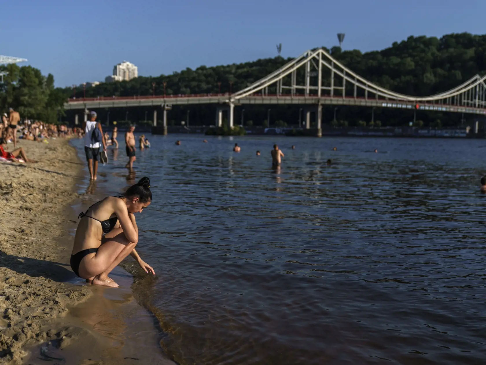 WA 22 Kyjev - Žena sa opaľuje na pláži pri rieke Dneper v Kyjeve v nedeľu 31. júla 2022. FOTO TASR/AP

A woman touches the water of the Dnieper River while sunbathing along a beach in Kyiv, Ukraine, Sunday, July 31, 2022. (AP Photo/David Goldman)