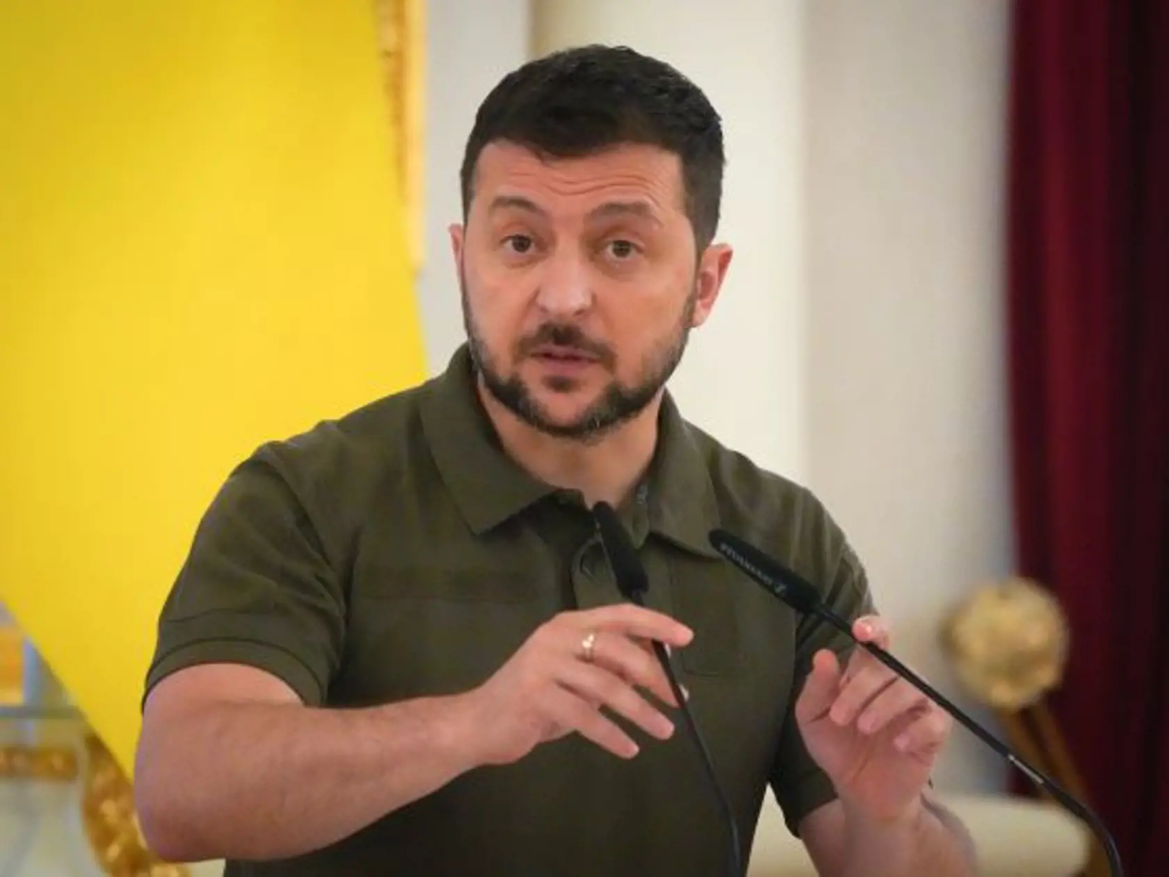 Ukrajinský prezident Volodymyr Zelenskyj gestikuluje počas spoločnej tlačovej konferencie s guatemalským prezidentom Alejandrom Giammatteiom v Kyjeve v pondelok 25. júla 2022.
