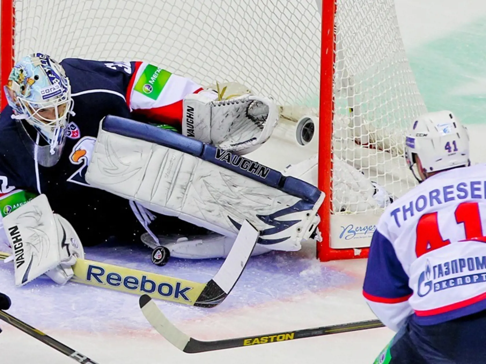 Jaroslav Janus (HC Slovan) vyráža strelu z hokejky Patricka Thoresena (SKA Petrohrad)