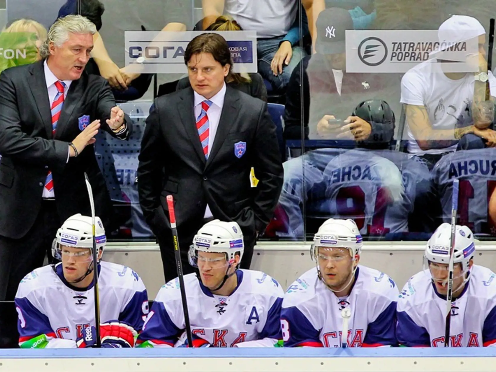 Hlavný tréner Miloš Říha (SKA Petrohrad) (vľavo) na lavičke počas zápasu západnej konferencie Kontinentálnej hokejovej ligy medzi HC Slovan Bratislava a SKA Petrohrad.