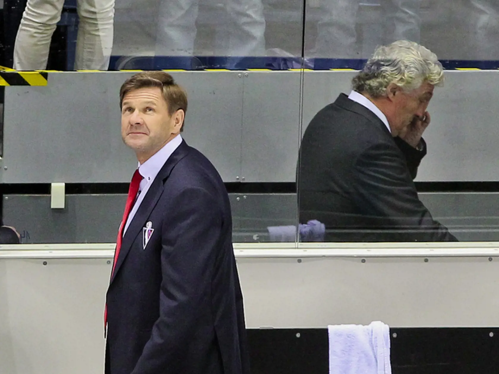 Hlavní tréneri Rostislav Čada (HC Slovan) a Miloš Říha (SKA Petrohrad) po skončení zápasu