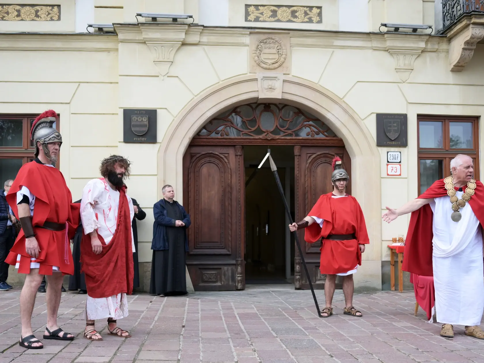Na snímke živá krížová cesta na Veľký piatok v Prešove 18. apríla 2025. Stovky veriacich na Veľký piatok opäť smerovali do centra Prešova, aby boli po 15. raz súčasťou Živej krížovej cesty. Kňaz a spoluautor tradičného podujatia Peter Gombita pre TASR uviedol, že Ježiša Krista tento rok stvárnil gréckokatolícky farár Vladislav Marčák. Jednu z mnohých ďalších postáv zahral aj niekdajší bezdomovec zo združenia Oáza - nádej pre nový život. FOTO TASR – František Iván