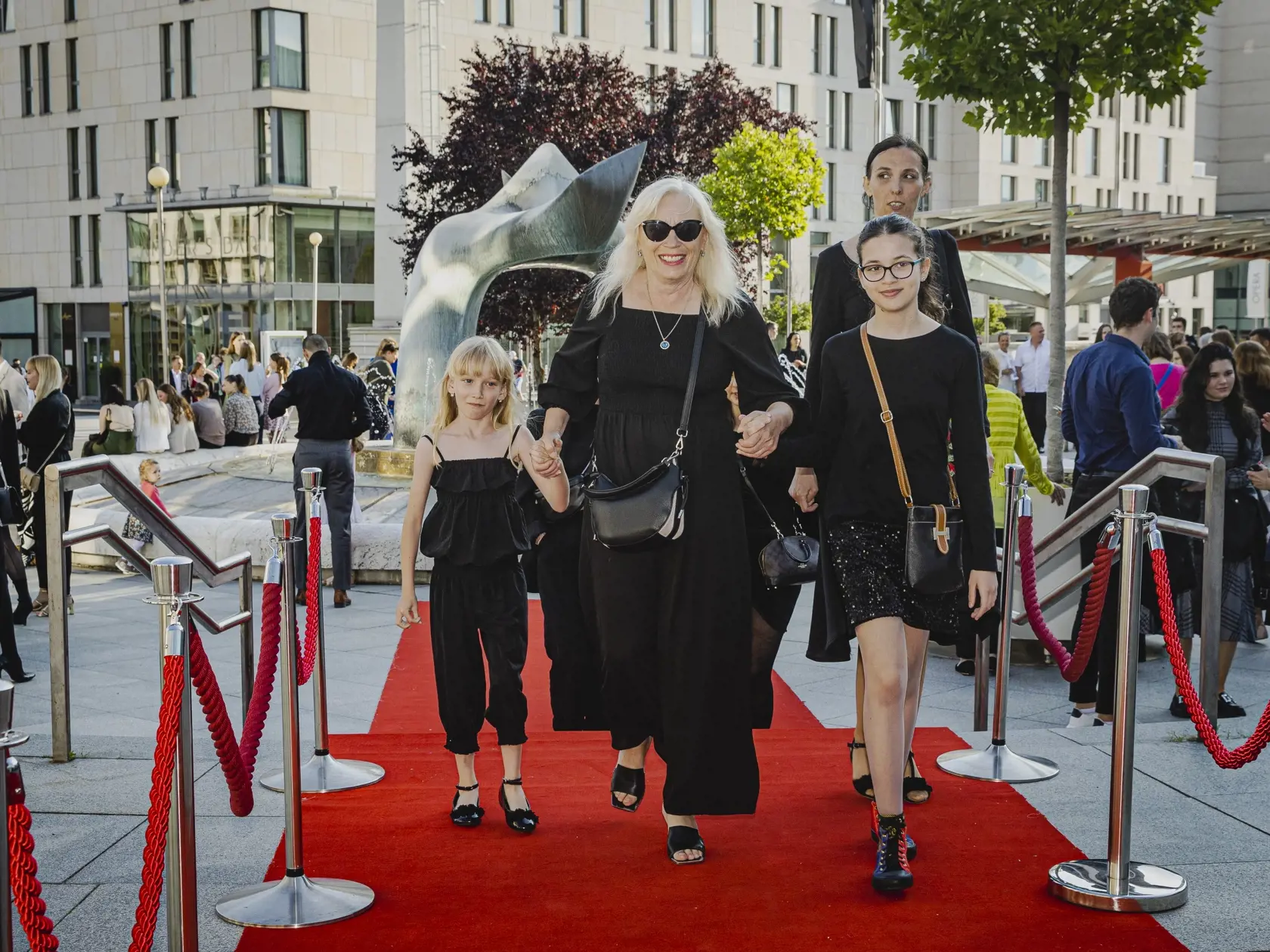 Na snímke expremiérka Iveta Radičová prichádza do budovy Opery a baletu Slovenského národného divadla na špeciálne predstavenie Fashion Ballet 23.