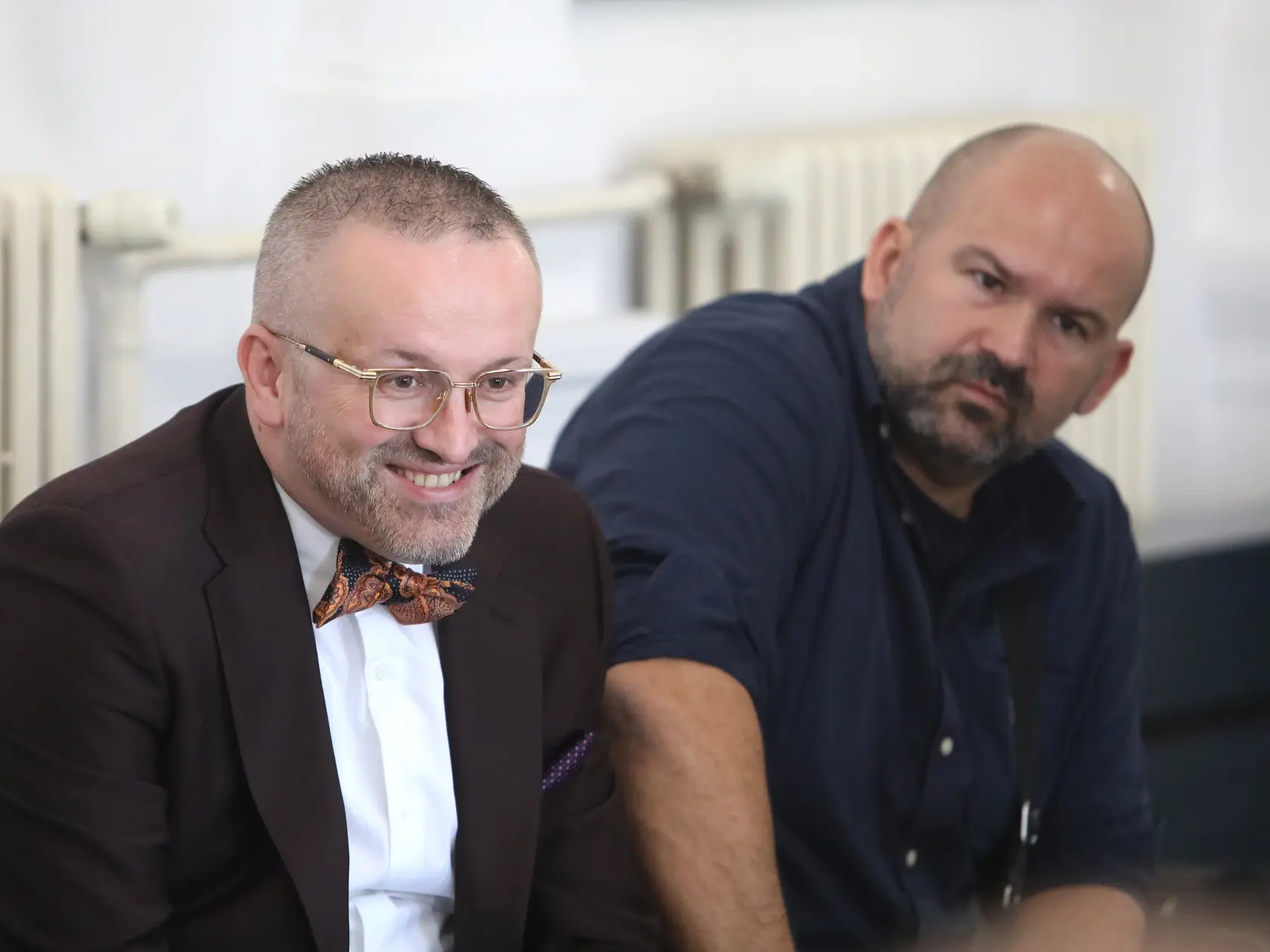Na snímke zľava exriaditeľ Slovenskej informačnej služby (SIS) Vladimír P. a jeho brat Peter Pčolinský na Špecializovanom trestnom súde (ŠTS) v Banskej Bystrici 16. júna 2025.Špecializovaný trestný súd (ŠTS), pracovisko Banská Bystrica, v pondelok oslobodil exriaditeľa Slovenskej informačnej služby (SIS) Vladimíra P. spod obžaloby. Čelil jej pre zločiny prijímania úplatku a zneužívania právomoci verejného činiteľa, ako aj prečin ohrozenia dôvernej a vyhradenej skutočnosti. Rozsudok nie je právoplatný.  FOTO TASR - Ján Krošlák