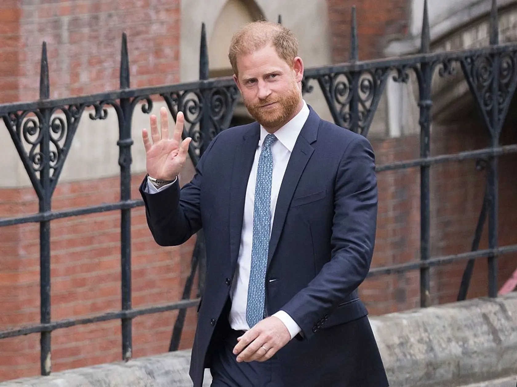Princ Harry prichádza na súdne pojednávanie na londýnskom Kráľovskom súdnom dvore.