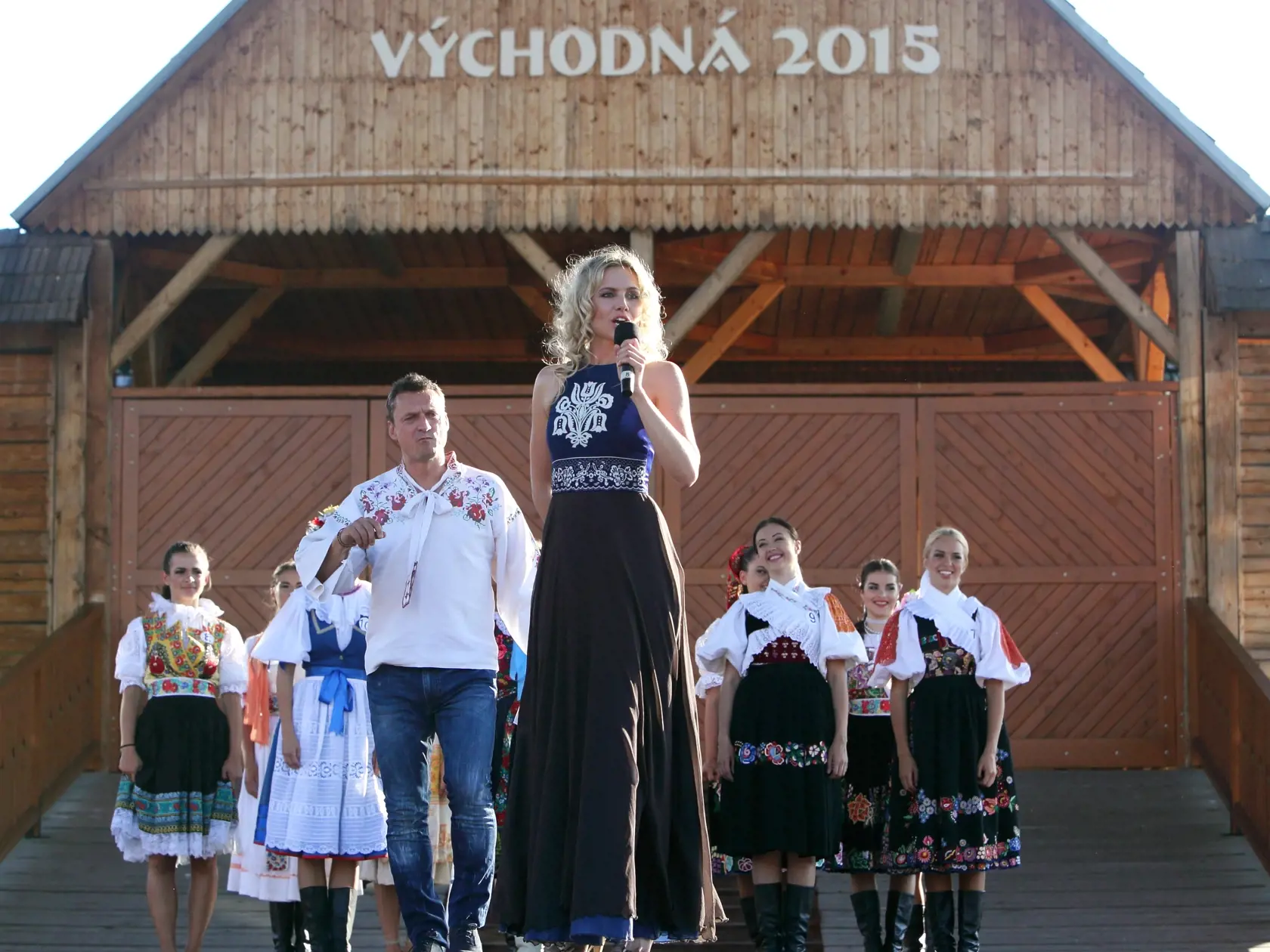 Miss folklór 2015: Na snímke vpredu je Barbora Palovičová.