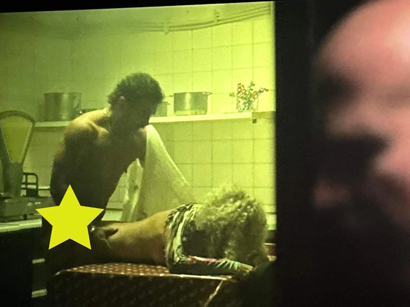 Herec Milan Ondrík zahrá naozaj všetko. Ako Mikuláš Černák si vo filme MIKI "strihol“  divoký sex na stole.