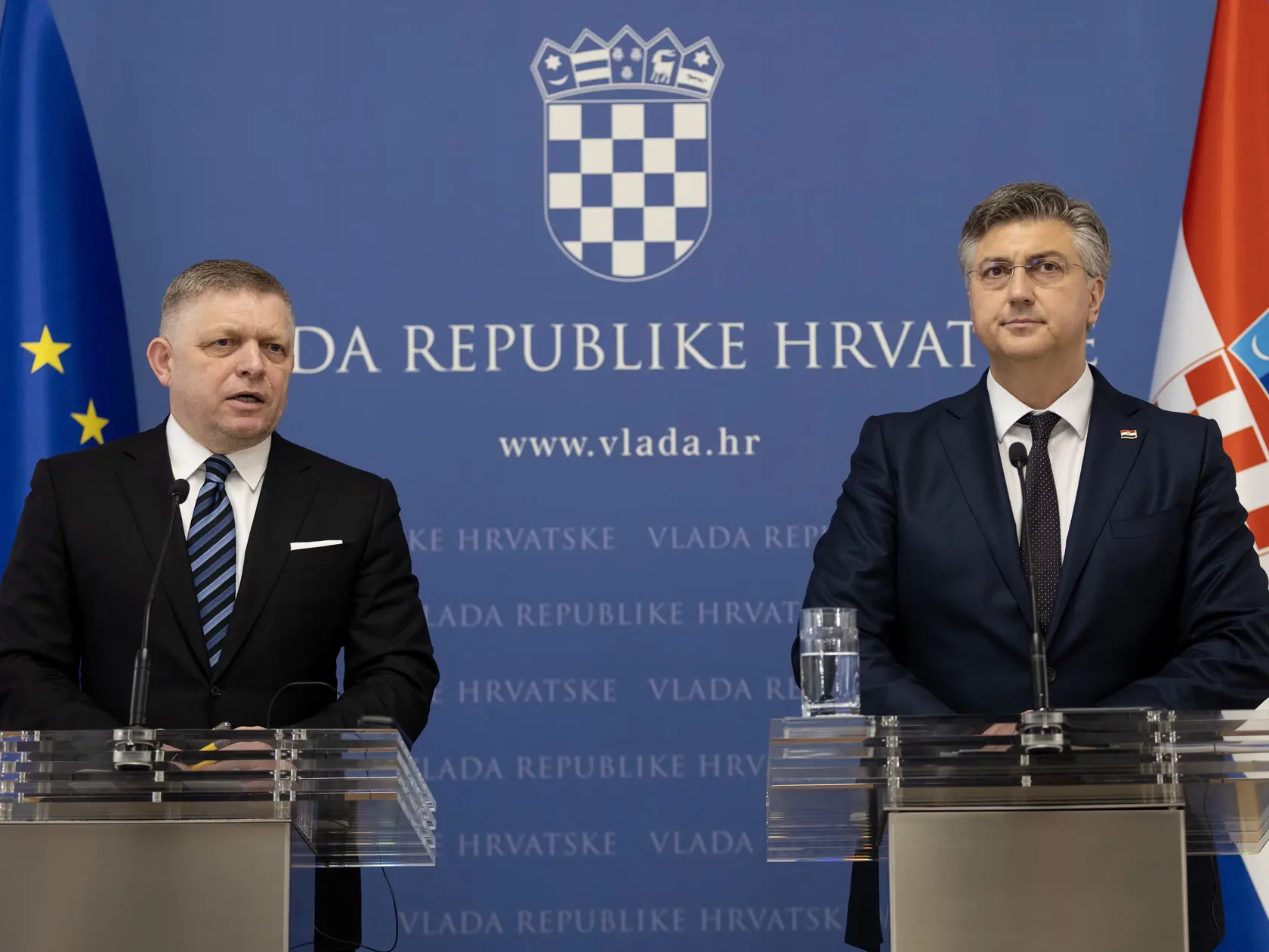 KK33 Záhreb - Na snímke slovenský premiér Robert Fico (vľavo) a chorvátsky premiér Andrej Plenkovič počas tlačovej konferencie v Záhrebe v stredu 16. apríla 2025. Premiér SR pricestoval na jednodňovú oficiálnu návštevu Chorvátska, kde sa stretol s najvyššími predstaviteľmi krajiny.