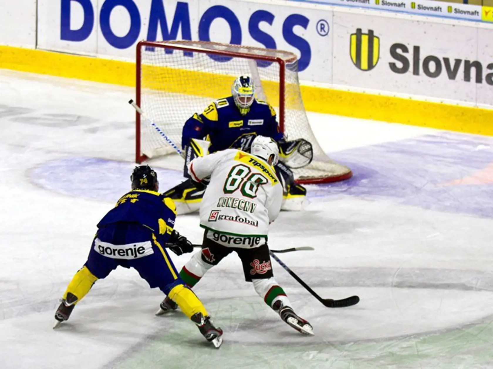Hráč Skalice Rastislav Konečný (vpravo) pri nájazde na bránu počas počas hokejového zápasu 2. kola Tipsport extraligy medzi ŠHK 37 Piešťany a HK 36 Skalica.