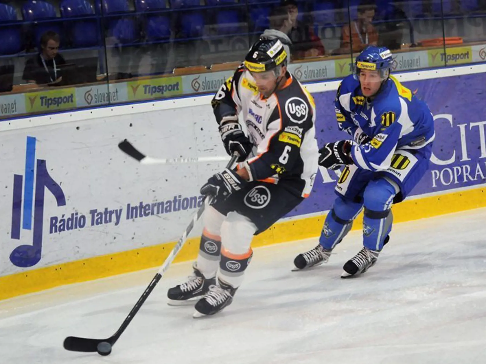 Na snímke Marek Kolba z Košíc (vľavo) uniká Popradčanovi Oliverovi Jokeľovi počas zápasu 2. kola slovenskej hokejovej Tipsport extraligy medzi HK Poprad a HC Košice.