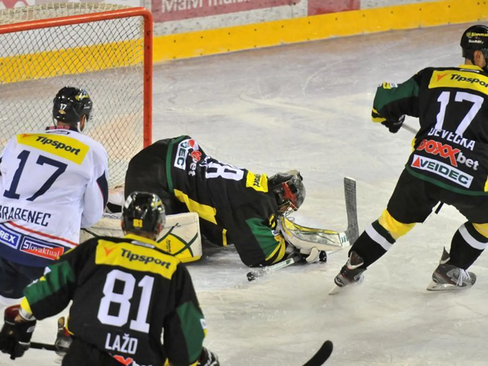 Na snímke žilinský brankár Marek Laco (druhý sprava) v akcii počas zápasu 2. kola slovenskej hokejovej Tipsport extraligy medzi MsHK DOXXbet Žilina a MHK Zvolen.