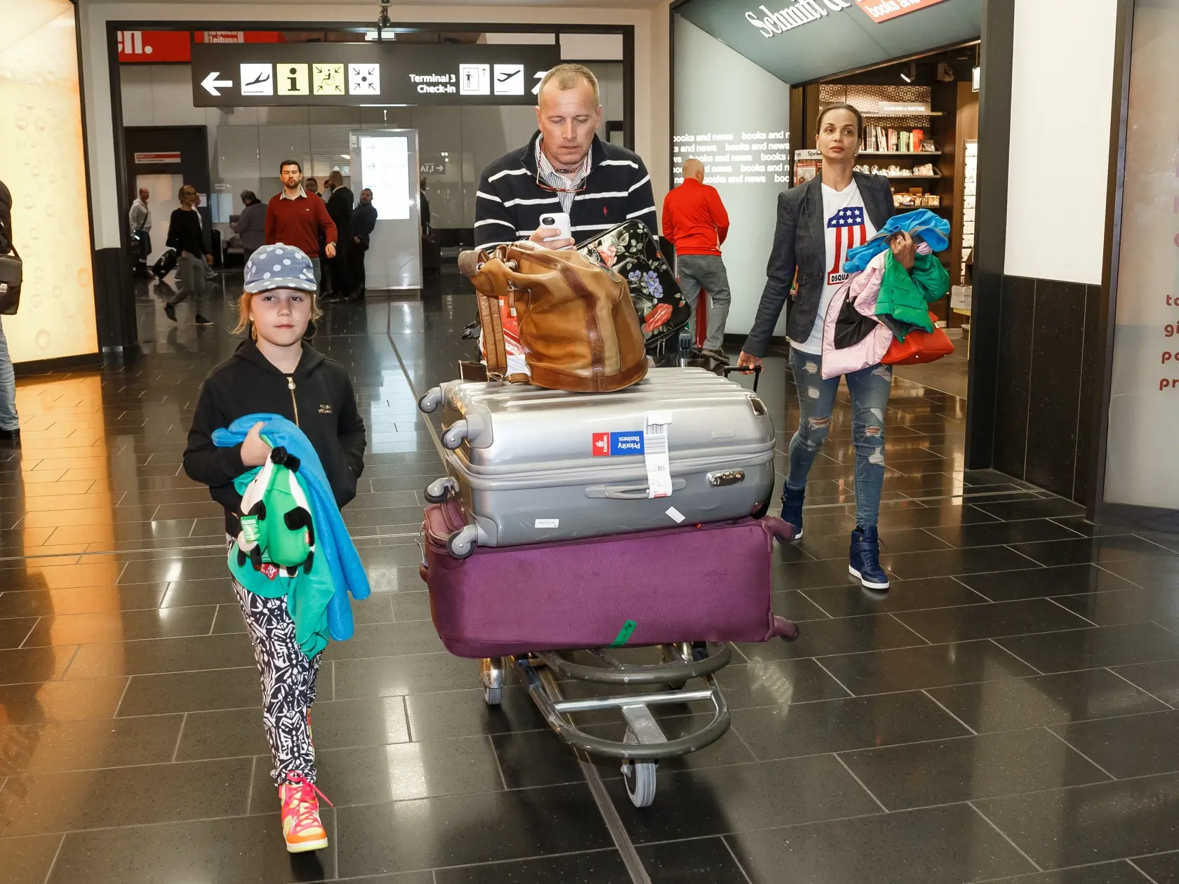 Boris Kollar a Andrea Heringova s detmi prileteli na Viedenske letisko Schwechat zo spolocnej dovolenky.