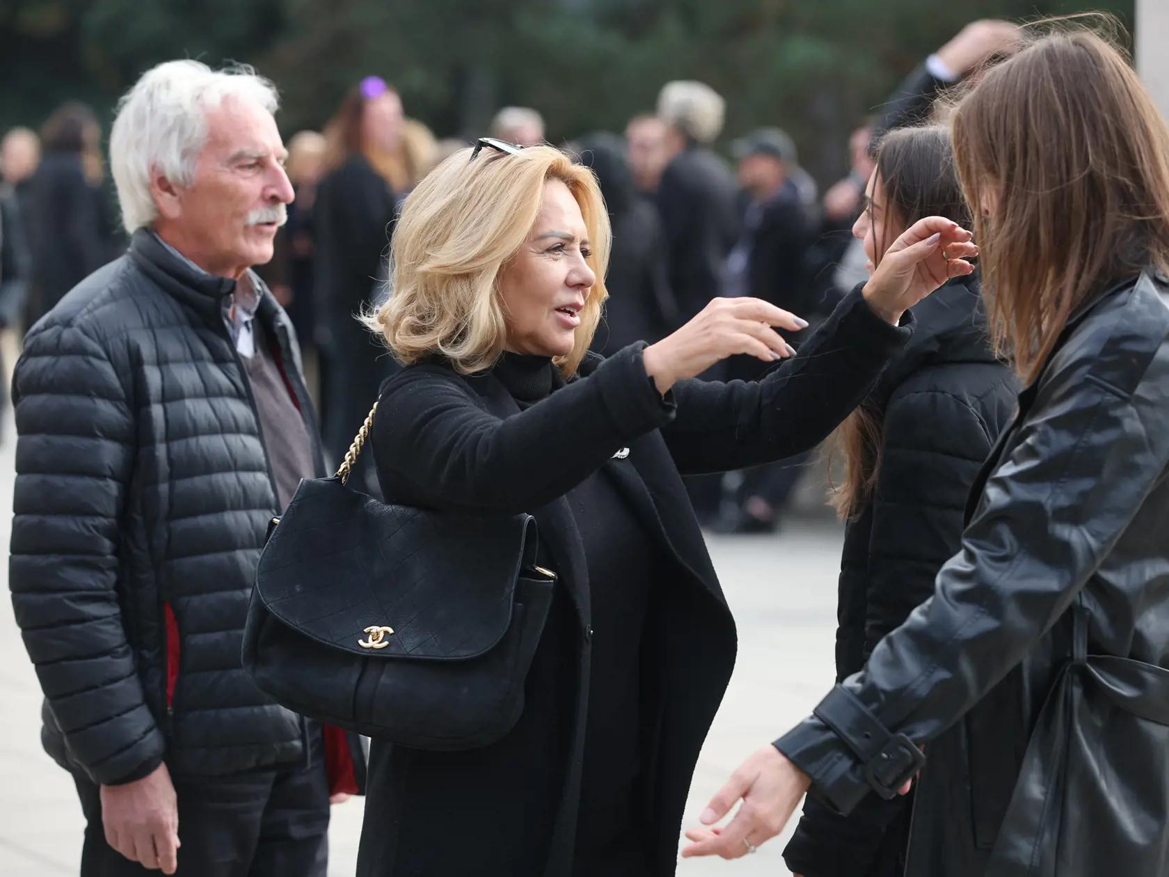 Vdova Katarína Feldeková prijíma smútočné kondolencie.