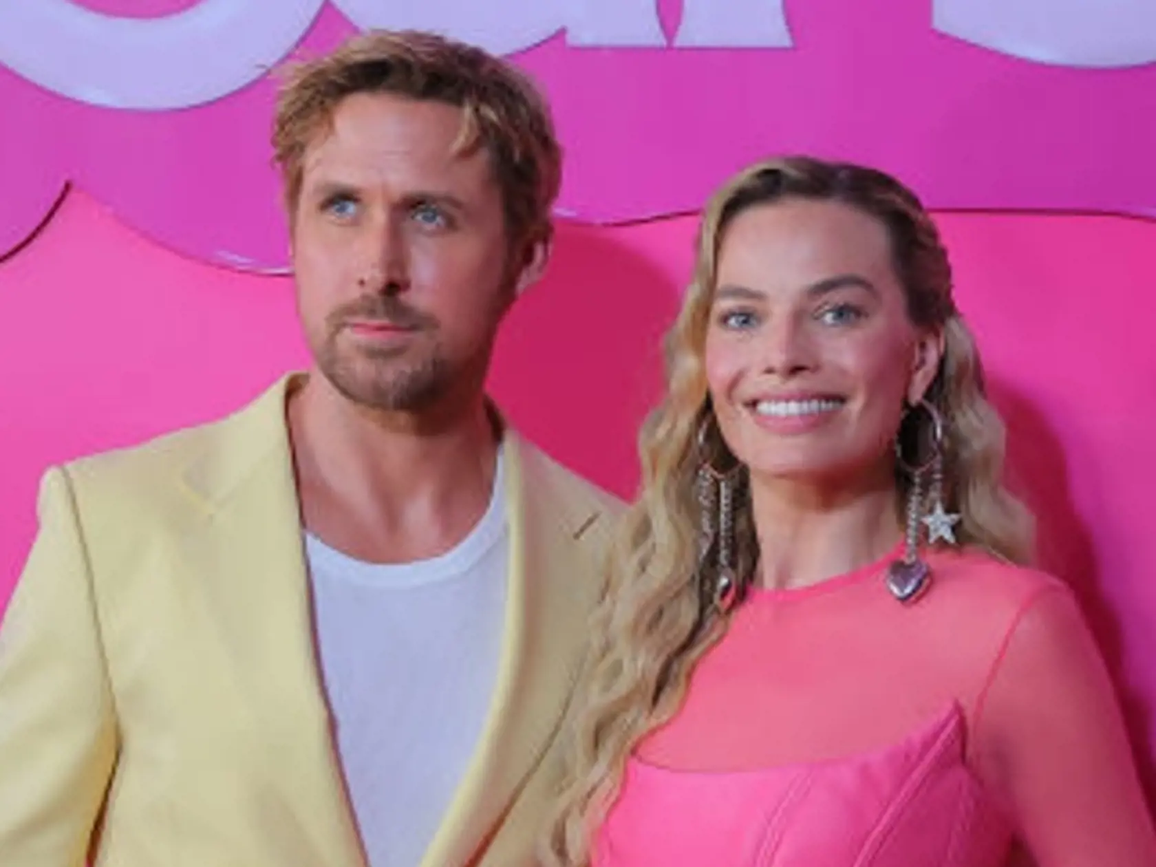 Línia deviatich čiar: Pre scénu zobrazujúcu sporné nároky Číny na časti Juhočínskeho mora, Vietnam stopol premiéru filmu Barbie v hlavných úlohách s Margot Robbie a Ryanom Goslingom.