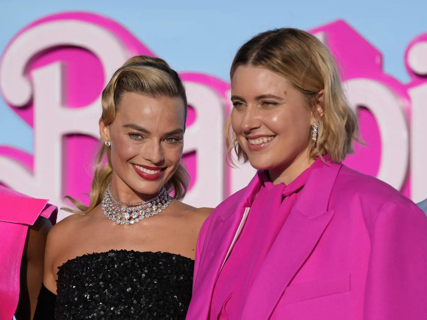EBE 35 Los Angeles - Na snímke sprava americká herečka spisovateľka, režisérka a producentka Greta Gerwigová a austrálska herečka Margot Robbie (postava Barbie) prichádzajú na premiéru komediálneho filmu Barbie v Shrine Auditorium v Los Angeles v noci na 10. júla 2023. FOTO TASR/AP


Margot Robbie, left, and writer/director/executive producer Greta Gerwig arrive at the premiere of "Barbie" on Sunday, July 9, 2023, at The Shrine Auditorium in Los Angeles. (AP Photo/Chris Pizzello)