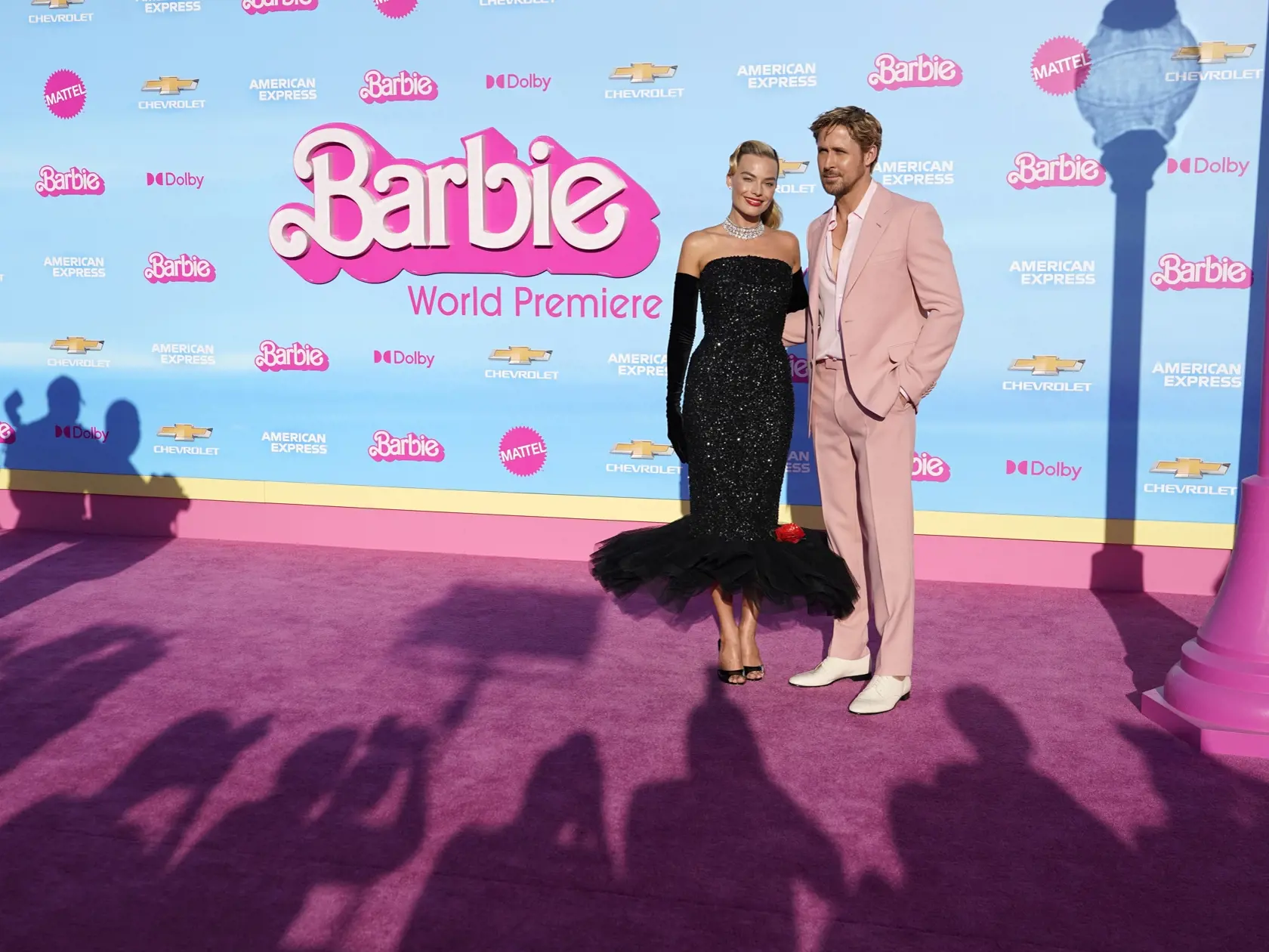 EBE 36 Los Angeles - Na snímke zľava austrálska herečka Margot Robbie (postava Barbie) a kanadský herec Ryan Gosling (Ken) prichádzajú na premiéru komediálneho filmu Barbie v Shrine Auditorium v Los Angeles v noci na 10. júla 2023. FOTO TASR/AP


Margot Robbie, left, and Ryan Gosling arrive at the premiere of "Barbie" on Sunday, July 9, 2023, at The Shrine Auditorium in Los Angeles. (AP Photo/Chris Pizzello)