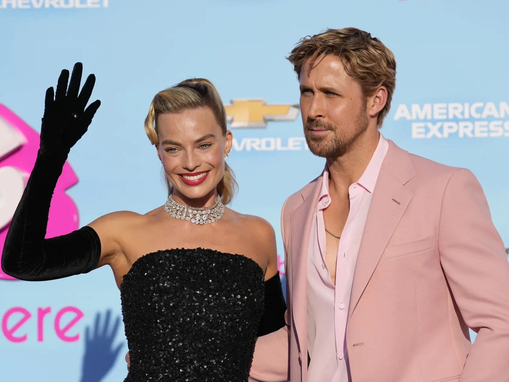 EBE 40 Los Angeles - Na snímke sprava kanadský herec Ryan Gosling (Ken) a austrálska herečka Margot Robbie (postava Barbie) prichádzajú na premiéru komediálneho filmu Barbie v Shrine Auditorium v Los Angeles v noci na 10. júla 2023. FOTO TASR/AP


Margot Robbie, left, and Ryan Gosling arrive at the premiere of "Barbie" on Sunday, July 9, 2023, at The Shrine Auditorium in Los Angeles. (AP Photo/Chris Pizzello)