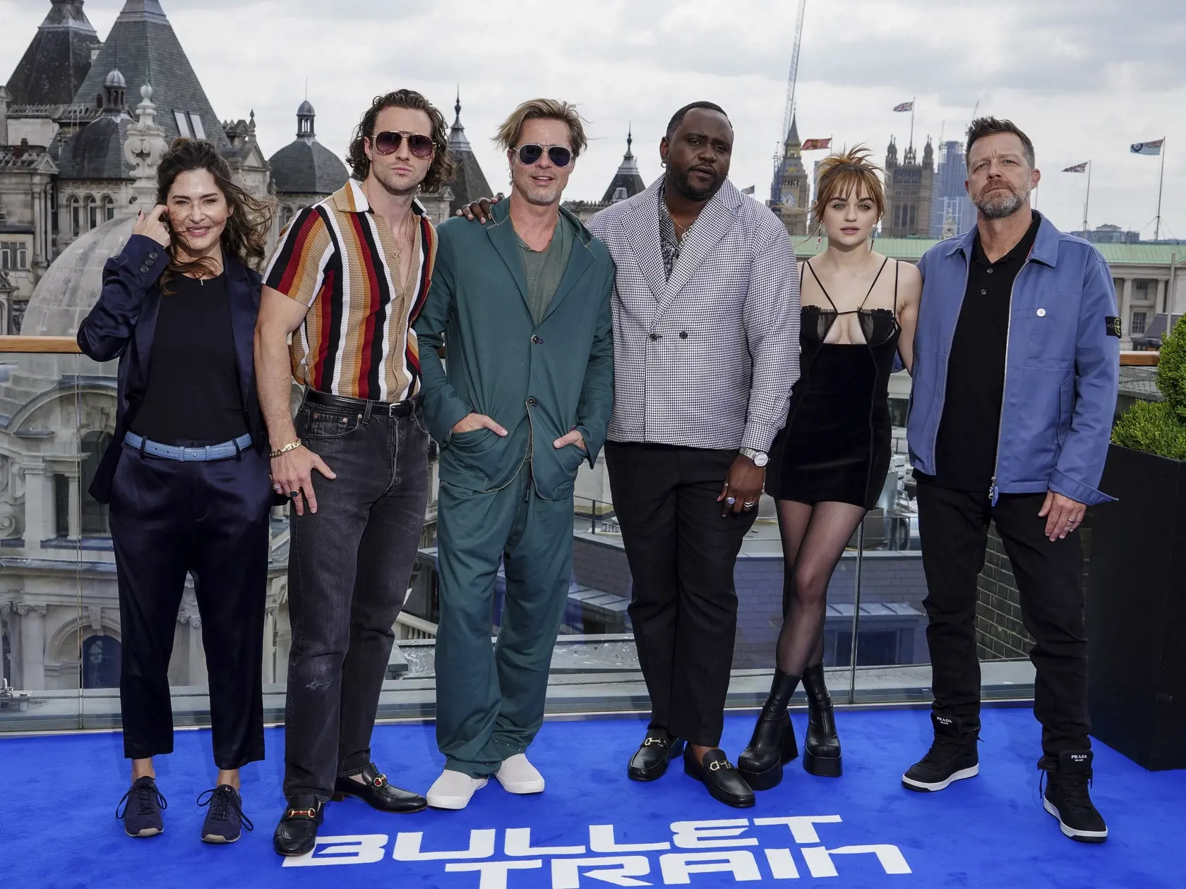JB 13 Londýn - Zľava producentka Kelly McCormicková, herci Aaron Taylor-Johnson, Brad Pitt, Joey Kingová, Brian Tyree Henry a režisér David Leitch pózujú fotografom počas fototermínu k filmu 'Bullet Train' v Londýne 20. júla 2022. FOTO TASR/AP 

Producer Kelly McCormick, from left, Aaron Taylor-Johnson, Brad Pitt, Brian Tyree Henry, Joey King, and director David Leitch pose for photographers during a photo call for the film 'Bullet Train' in London, Wednesday, July 20, 2022. (Photo by Scott Garf
