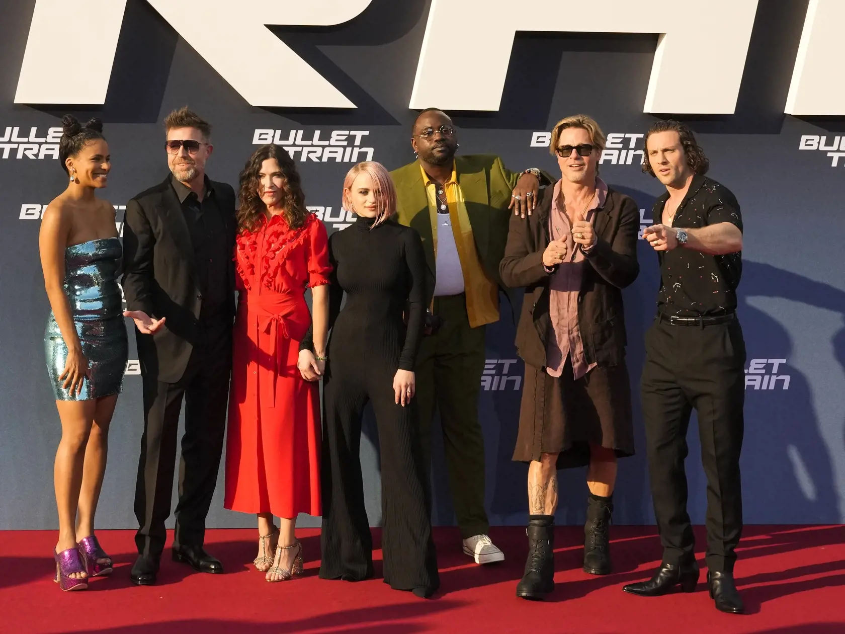 EBE 32 Berlín - Na snímke zľava herci  Zazie Beetzová, režisér David Leitch, producentka Kelly McCormicková, herci Joey Kingová, Brian Tyree Henry, Brad Pitt a Aaron Taylor-Johnsonová pózujú pred premiérou americkej akčnej komédie Bullet Train na motívy japonského románu Maria Beetle autora Kotaro Isaka v Berlíne 19. júla 2022. FOTO TASR/AP

From left: Zazie Beetz, David Leitch, Kelly McCormick, Joey King, Brian Tyree Henry, Brad Pitt and Aaron Taylor-Johnson arrive for the premiere of the film 