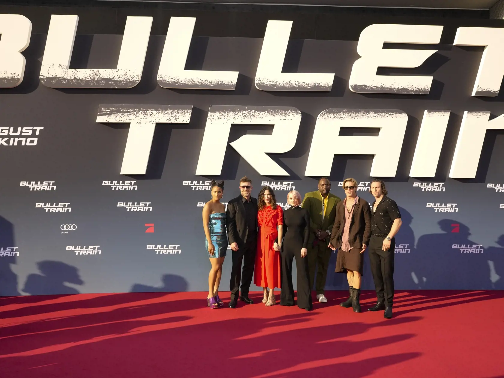 EBE 30 Berlín - Na snímke zľava herci  Zazie Beetzová, režisér David Leitch, producentka Kelly McCormicková, herci Joey Kingová, Brian Tyree Henry, Brad Pitt a Aaron Taylor-Johnsonová pózujú pred premiérou americkej akčnej komédie Bullet Train na motívy japonského románu Maria Beetle autora Kotaro Isaka v Berlíne 19. júla 2022. FOTO TASR/AP

From left: Zazie Beetz, David Leitch, Kelly McCormick, Joey King, Brian Tyree Henry, Brad Pitt and Aaron Taylor-Johnson arrive for the premiere of the film 