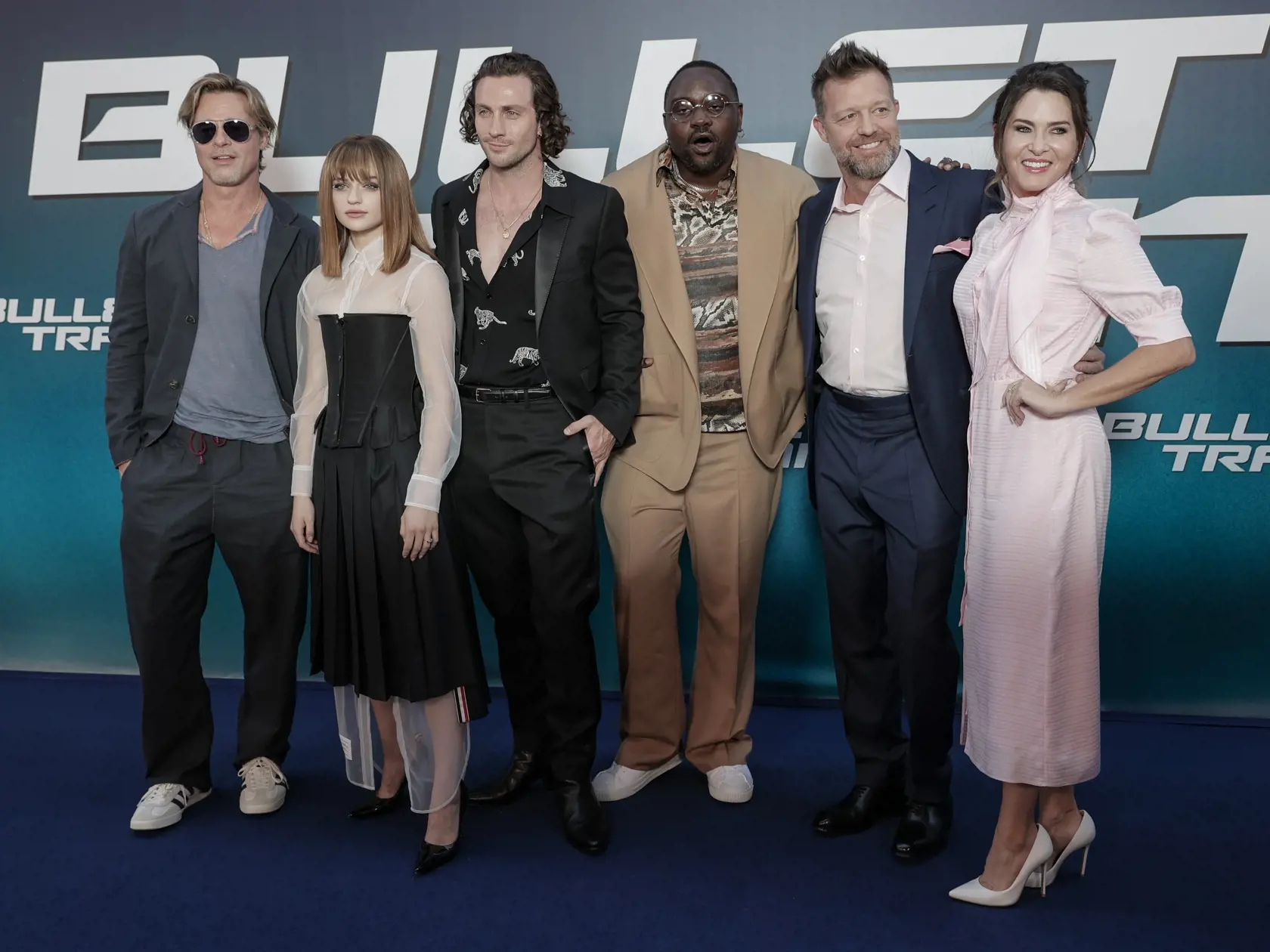 EBE 20 Paríž - Na snímke zľava herci Brad Pitt, Joey Kingová, Aaron Taylor-Johnson, Brian Tyree Henry, režisér David Leitch a producentka Kelly McCormicková pózujú pred premiérou americkej akčnej komédie Bullet Train na motívy japonského románu Maria Beetle autora Kotaro Isaka v Paríži 18. Júla 2022. FOTO TASR/AP

Brad Pitt, from left, Joey King, Aaron Taylor-Johnson, Brian Tyree Henry, director David Leitch, and Kelly McCormick arrive for the premiere of the film 'Bullet Train' in Paris, Monday