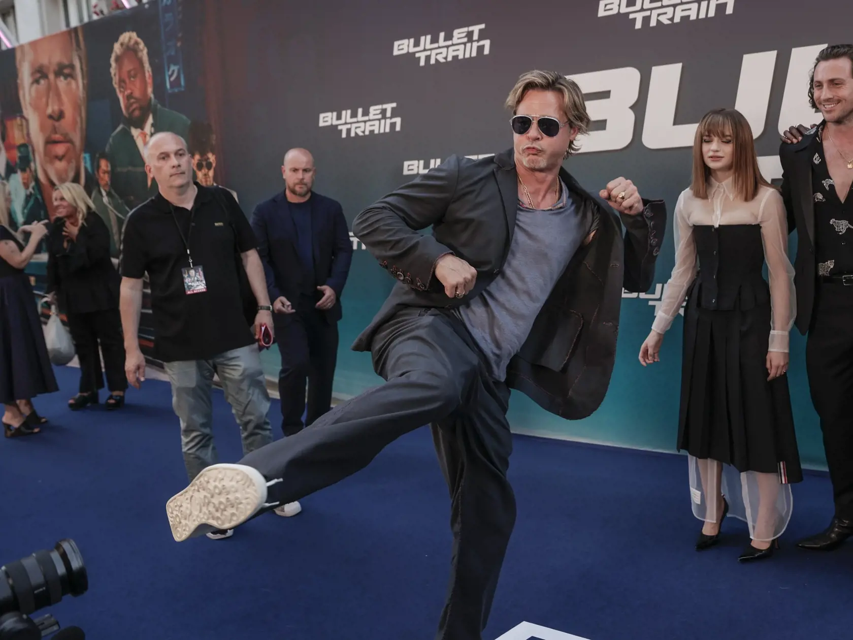 EBE 14 Paríž - Na snímke americký herec Brad Pitt (vo filme Ladybug, americký zabijak) žartuje počas príchodu na premiéru americkej akčnej komédie Bullet Train na motívy japonského románu Maria Beetle autora Kotaro Isaka v Paríži 18. Júla 2022. FOTO TASR/AP

Brad Pitt jokes with camera operators as he arrives for the premiere of the film 'Bullet Train' in Paris, Monday, July 18, 2022. (AP Photo/Lewis Joly)