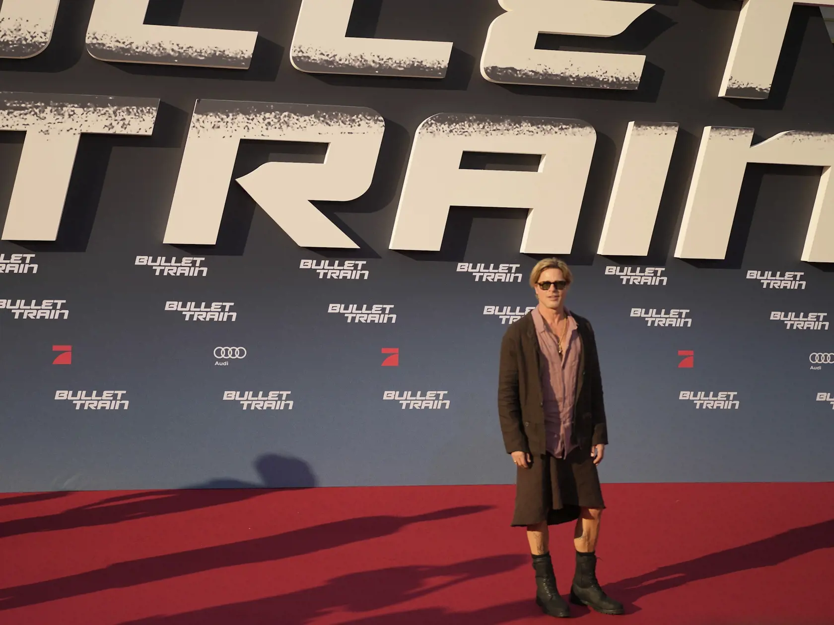 EBE 26 Berlín - Na snímke americký herec Brad Pitt (vo filme Ladybug, americký zabijak) prichádza na premiéru americkej akčnej komédie Bullet Train na motívy japonského románu Maria Beetle autora Kotaro Isaka v Berlíne 19. júla 2022. FOTO TASR/AP

Brad Pitt arrives for the premiere of the film 'Bullet Train' in Berlin, Germany, Tuesday, July 19, 2022. (AP Photo/Markus Schreiber)