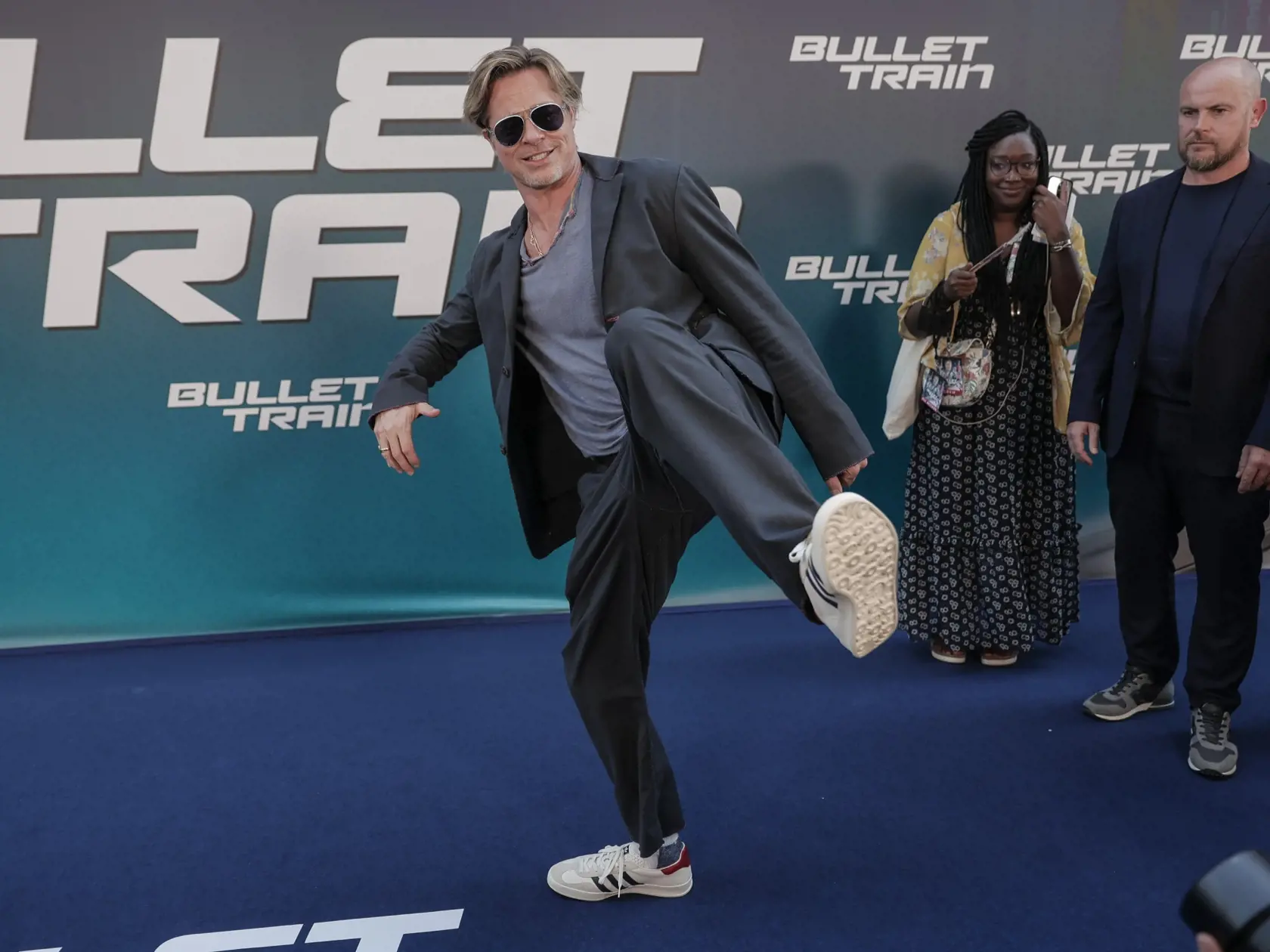 EBE 15 Paríž - Na snímke americký herec Brad Pitt (vo filme Ladybug, americký zabijak) žartuje počas príchodu na premiéru americkej akčnej komédie Bullet Train na motívy japonského románu Maria Beetle autora Kotaro Isaka v Paríži 18. Júla 2022. FOTO TASR/AP

Brad Pitt jokes with camera operators as he arrives for the premiere of the film 'Bullet Train' in Paris, Monday, July 18, 2022. (AP Photo/Lewis Joly)