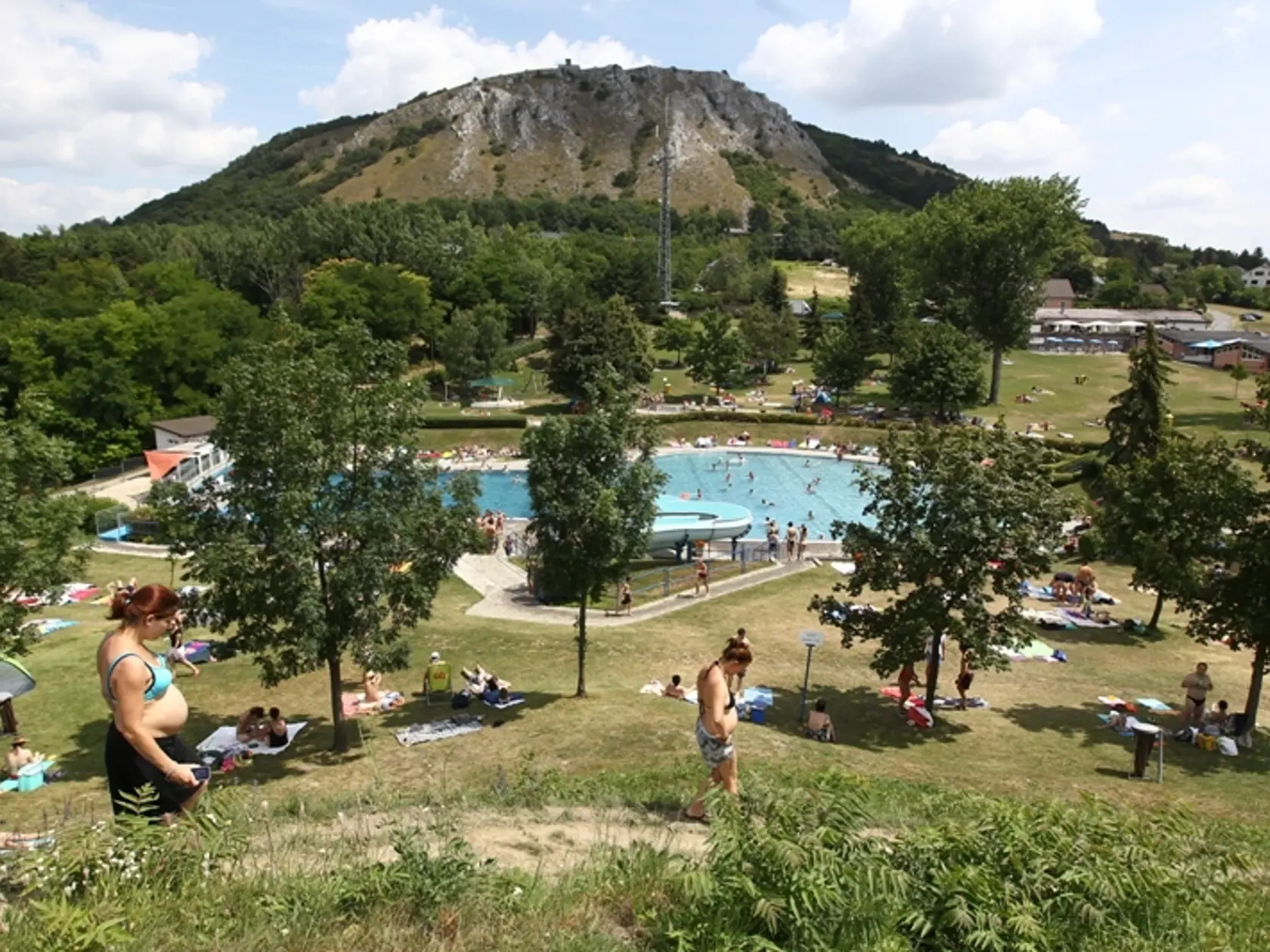 Hainburg. Pod stromami: Návštevníci si zeleň pochvaľujú.