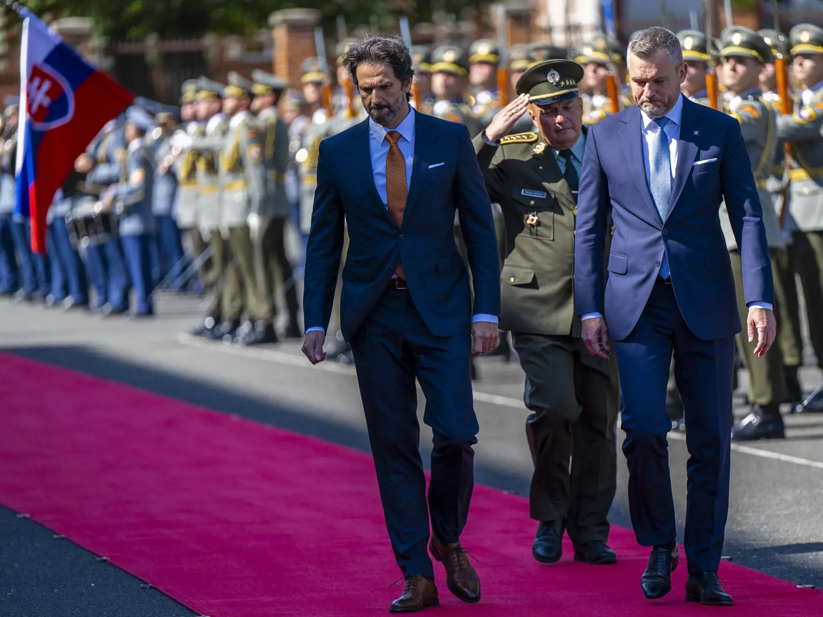 Na snímke hlavný veliteľ Ozbrojených síl SR a prezident SR Peter Pellegrini (vpravo), ktorého vítajú minister obrany SR Robert Kaliňák (vľavo, Smer-SD) a náčelník generálneho štábu Ozbrojených síl (OS) SR Daniel Zmeko počas návštevy ministerstva obrany v Bratislave v stredu 24. júla 2024.